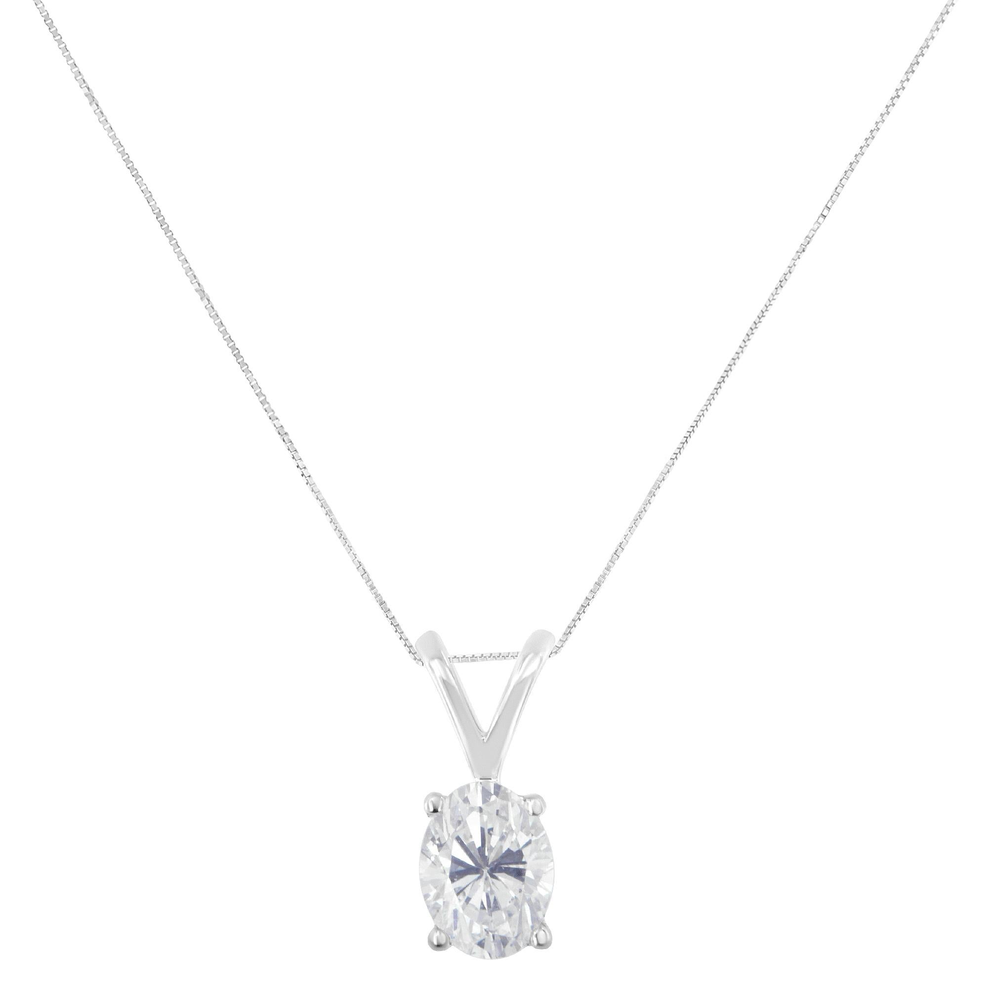 Élevez votre style grâce à l'allure intemporelle de ce collier à pendentif exquis, certifié par IGI. Dotée d'un superbe diamant ovale de 3/8 carats délicatement enchâssé dans une monture classique à quatre griffes, cette pièce exsude la