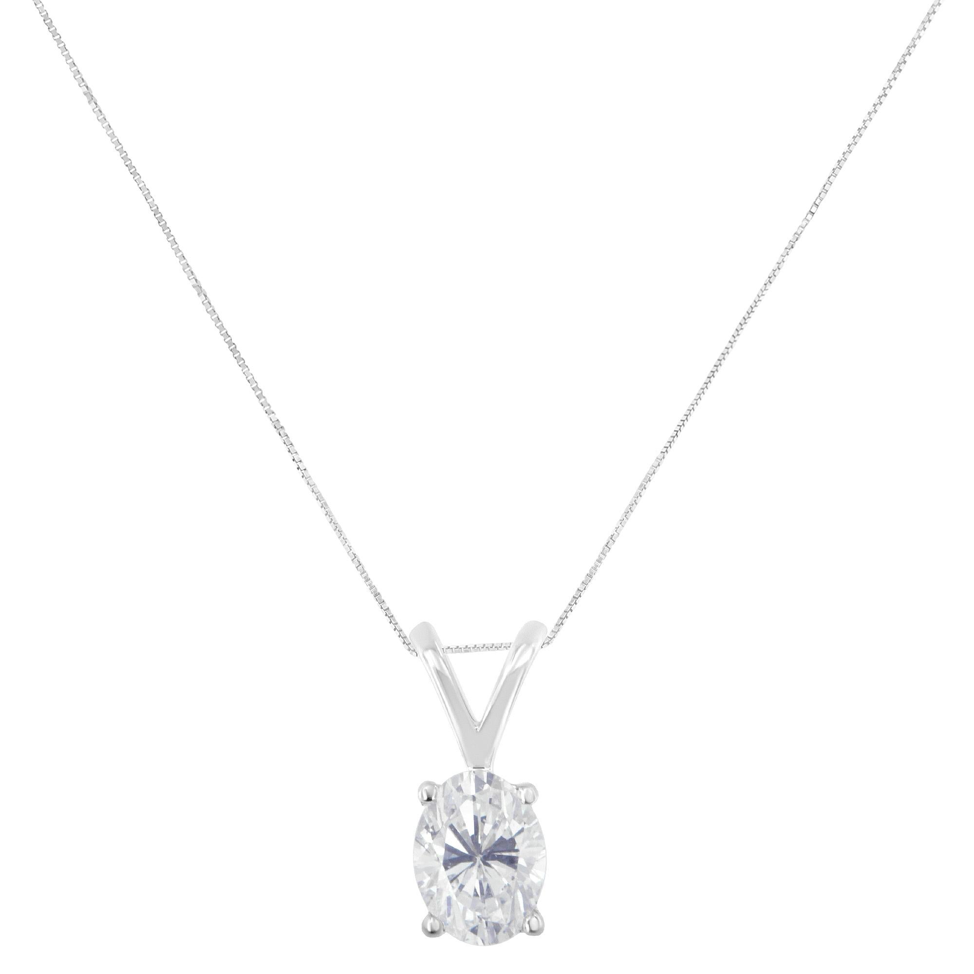Un brillant diamant ovale de 3/8ct est mis en valeur dans ce pendentif classique à quatre branches. Le pendentif est délicatement suspendu à une chaîne rolo. Ce collier en or blanc 10k est parfait pour toutes les occasions. Ce magnifique collier
