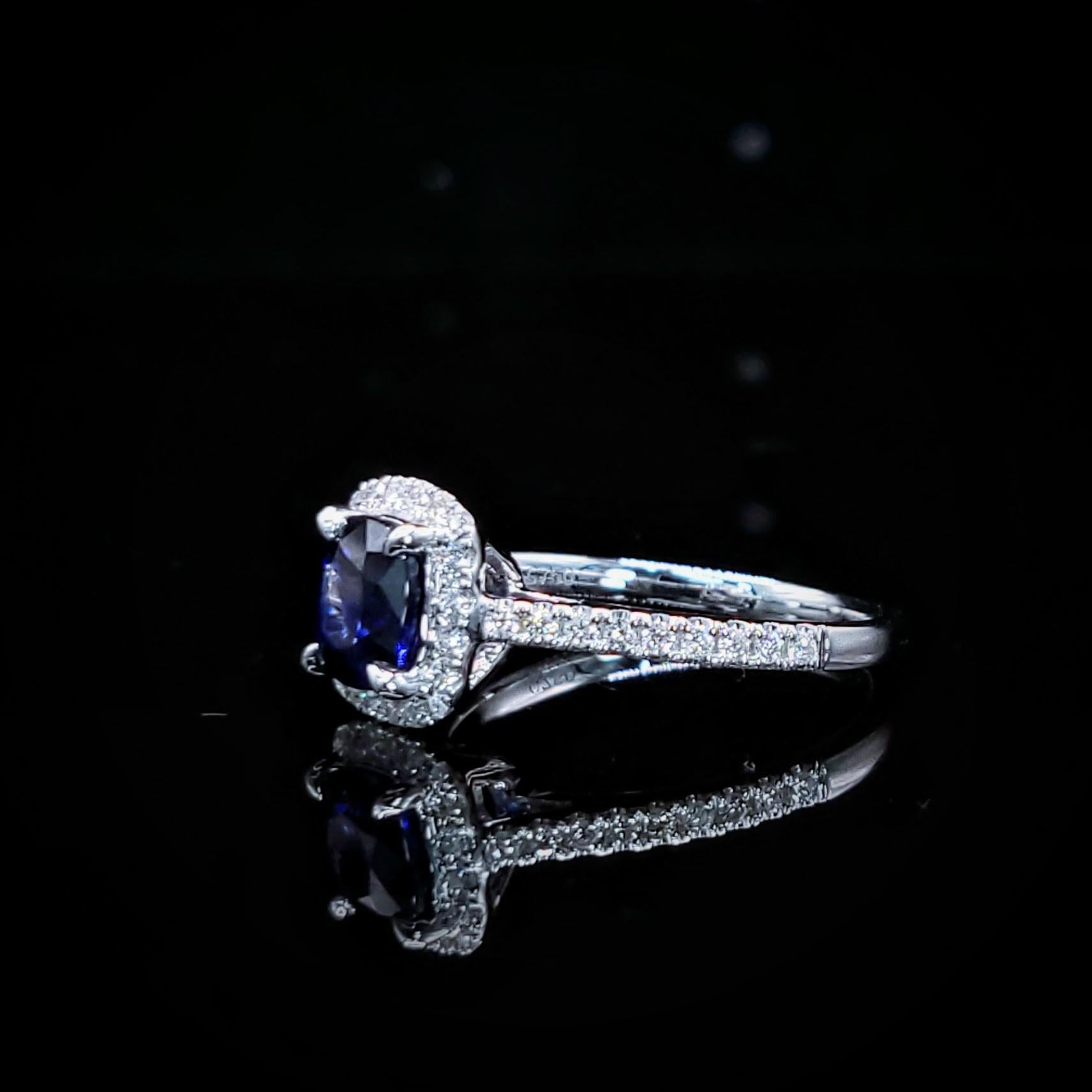 Entdecken Sie die fesselnde Anziehungskraft dieses exquisiten Rings, der einen prächtigen 1,10-karätigen Saphir im Kissen-Mischschliff in einem wahrhaft tiefblauen Farbton präsentiert. Diese satte und intensive Farbe erinnert an die Tiefe des