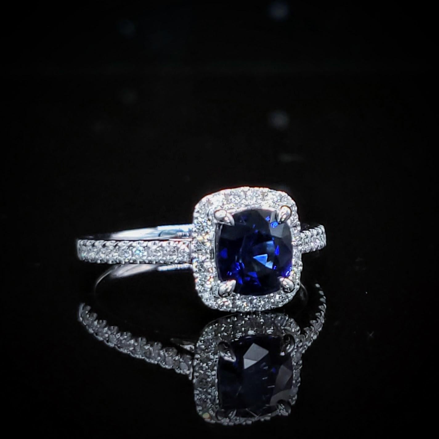 IGI-zertifizierter 1,10 Karat blauer Saphir & Diamantring aus 18 Karat Weißgold (Moderne) im Angebot