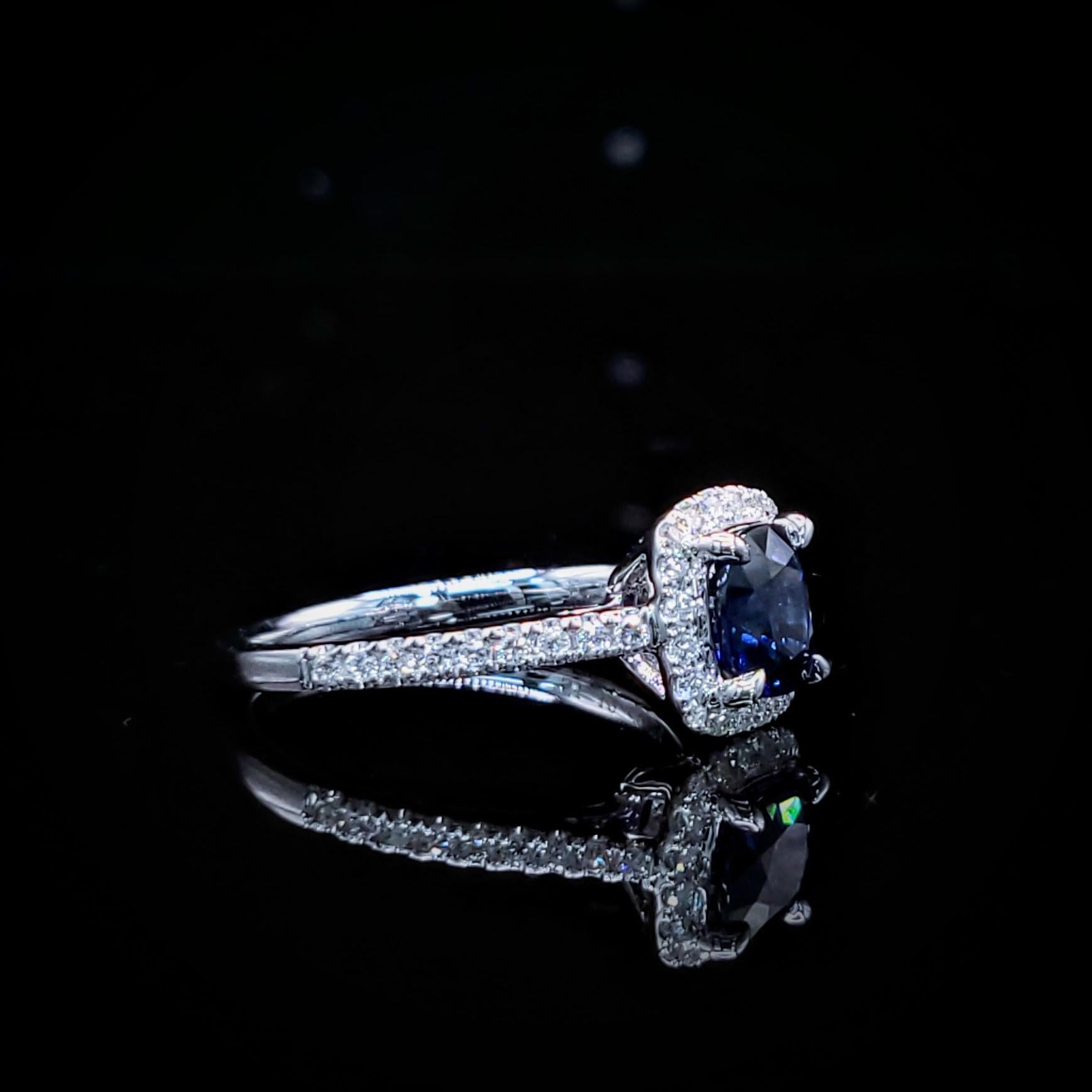 IGI-zertifizierter 1,10 Karat blauer Saphir & Diamantring aus 18 Karat Weißgold (Kissenschliff) im Angebot