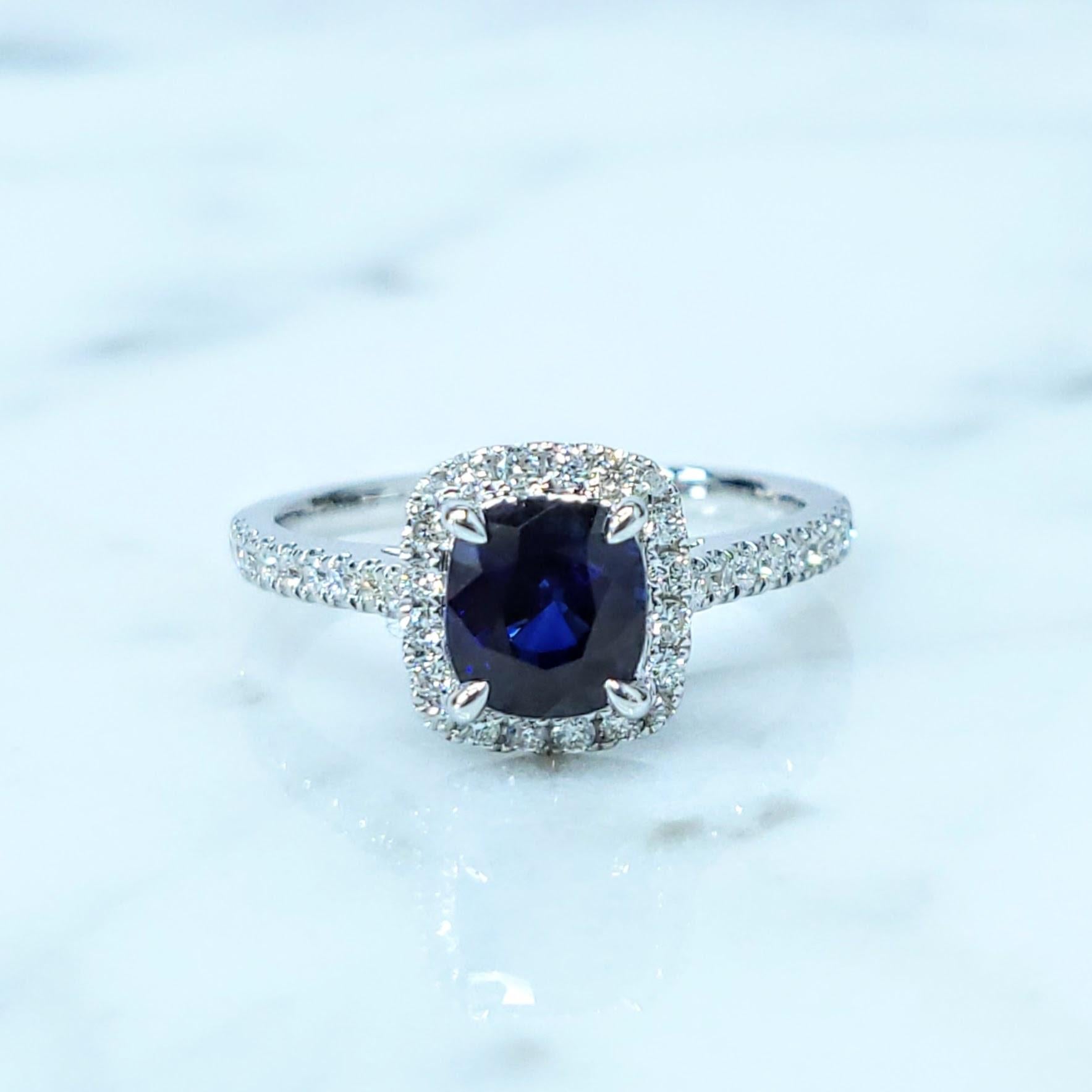 IGI-zertifizierter 1,10 Karat blauer Saphir & Diamantring aus 18 Karat Weißgold im Zustand „Neu“ im Angebot in KOWLOON, HK