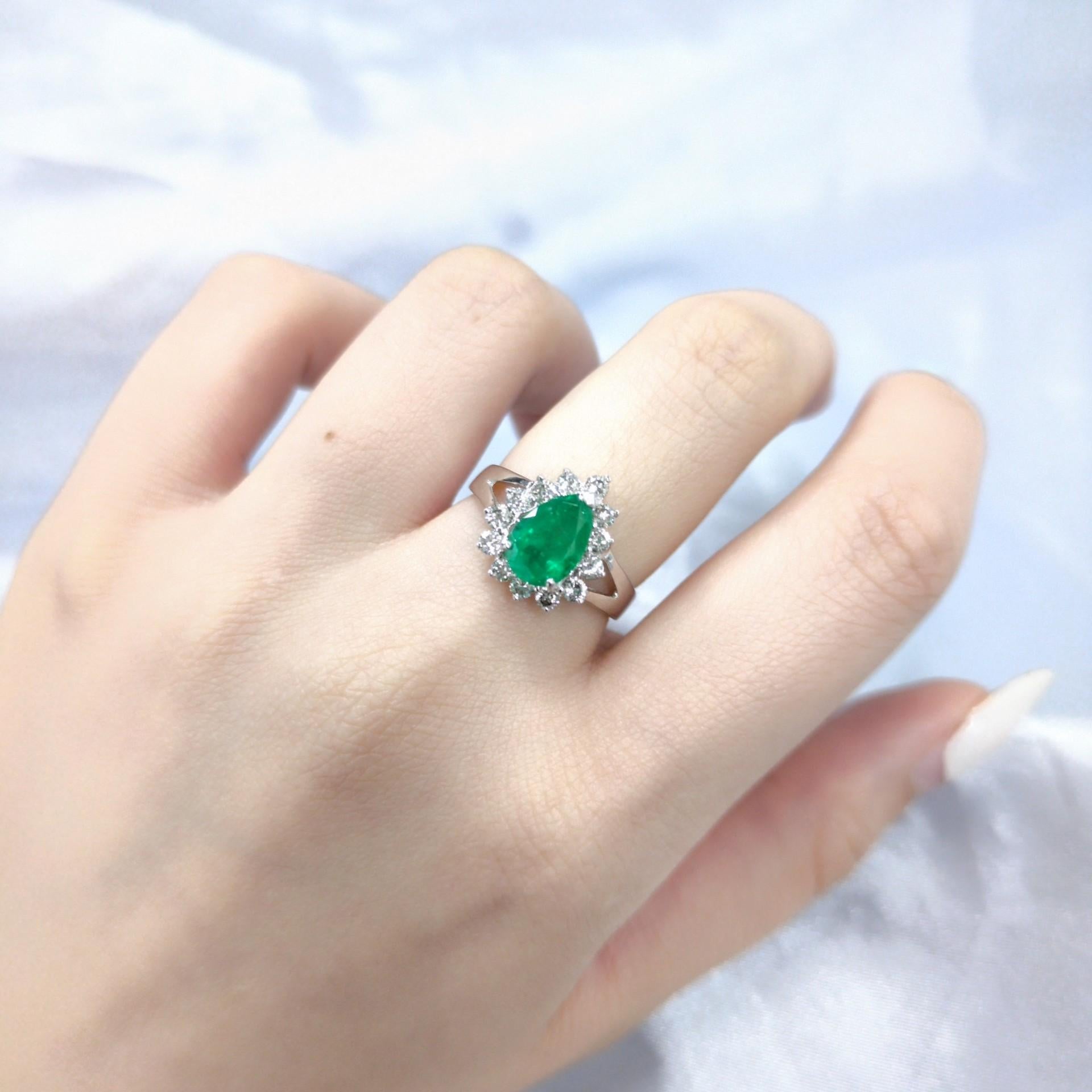Entrez dans un monde de luxe inégalé avec cette magnifique bague en or blanc 18 carats, véritable témoignage de la beauté naturelle et du design magistral. En son cœur se trouve une superbe émeraude naturelle de 1,11 carat, certifiée par l'Institut