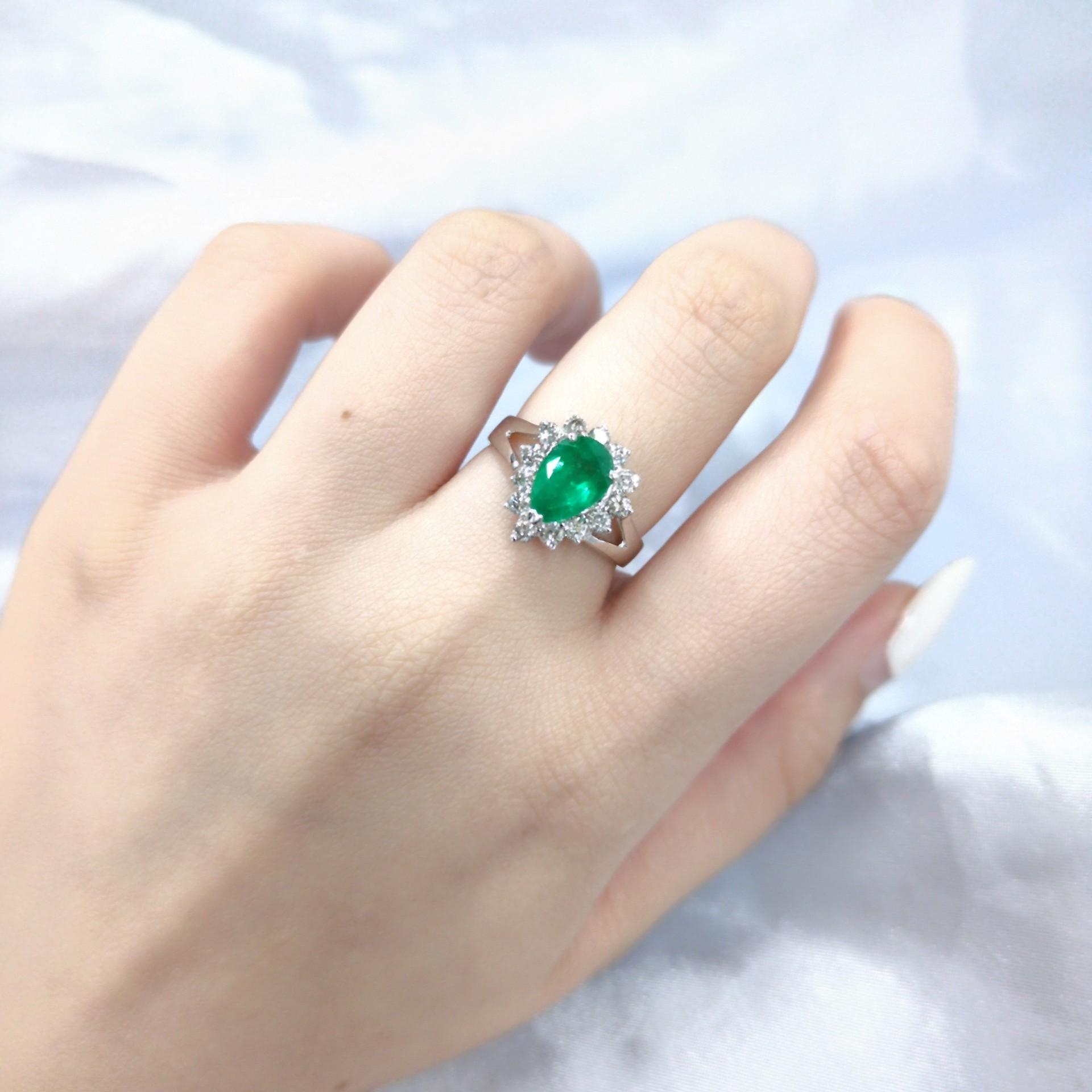 Moderne Bague certifiée IGI de 1,11 carat d'émeraude colombienne et de diamant en vente