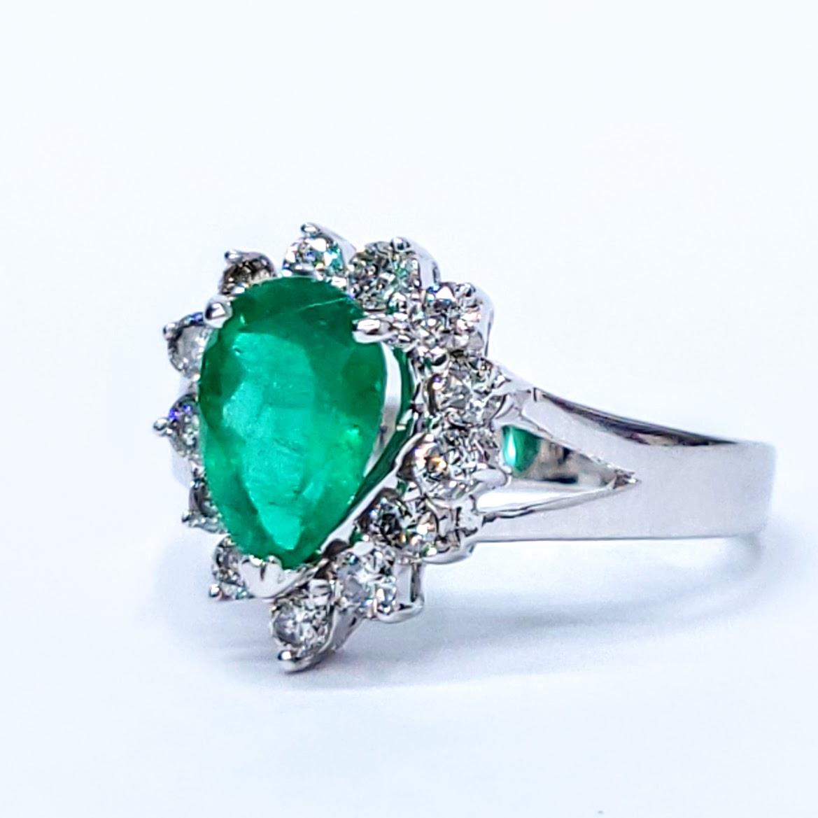 Bague certifiée IGI de 1,11 carat d'émeraude colombienne et de diamant en vente 2