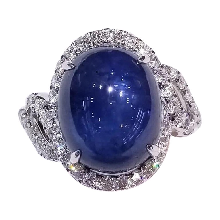 Anello con zaffiro blu cabochon e diamante certificato IGI da 11,12 carati in oro bianco 18 carati