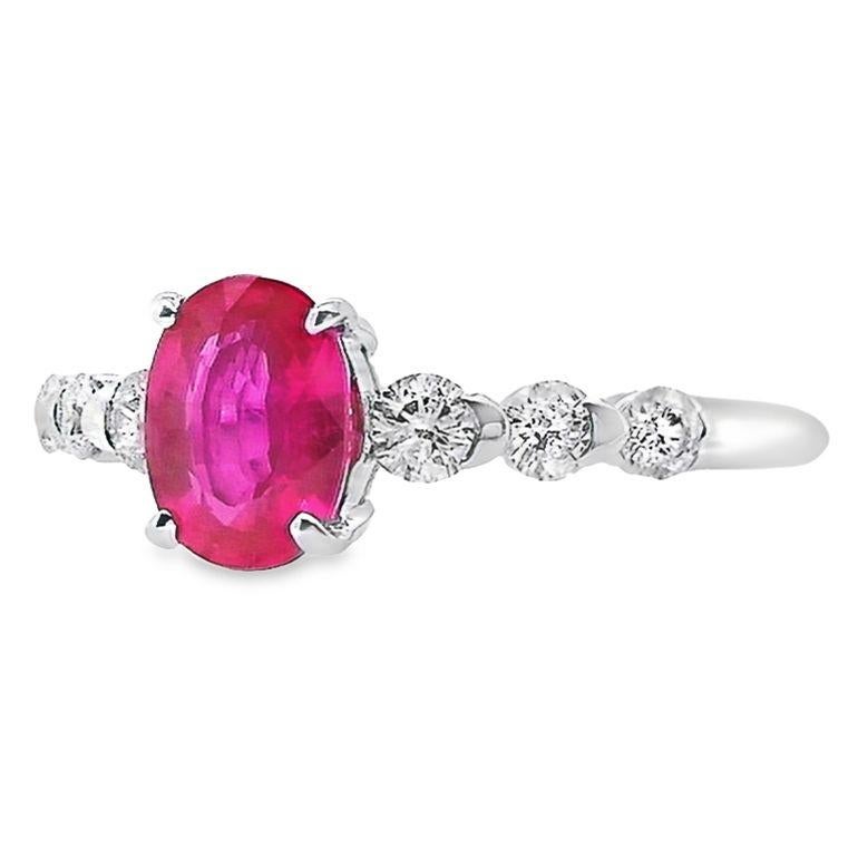 La beauté intemporelle rencontre le chic contemporain dans notre nouvelle collection Top Crown Jewelry House.  Bague en platine ornée d'un élégant saphir rose naturel de taille ovale et rehaussée d'un éblouissant assortiment de diamants ronds de