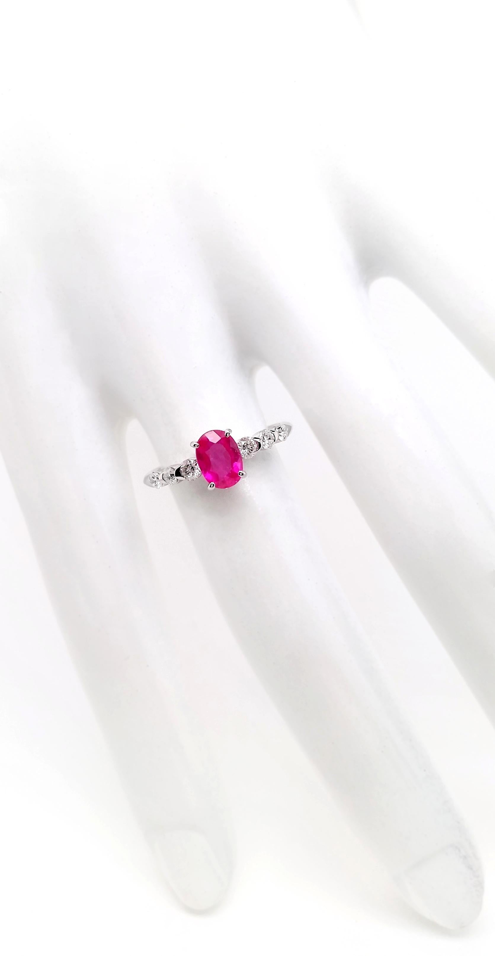 IGI Certified 1.13ct Pink-Sapphire and 0.32ct Natural Diamonds Platinum Ring In New Condition For Sale In Hong Kong, HK
