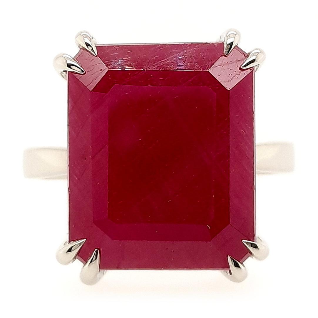 Dieser schicke Ring aus dem Hause Top Crown Jewelry Collection ist ein einzigartiges Schmuckstück.
Der Mittelstein ist ein schillernder, 100% natürlicher, unbehandelter Rubin in Smaragdform mit einer wunderschönen, tief purpurroten Farbe.

Dieser