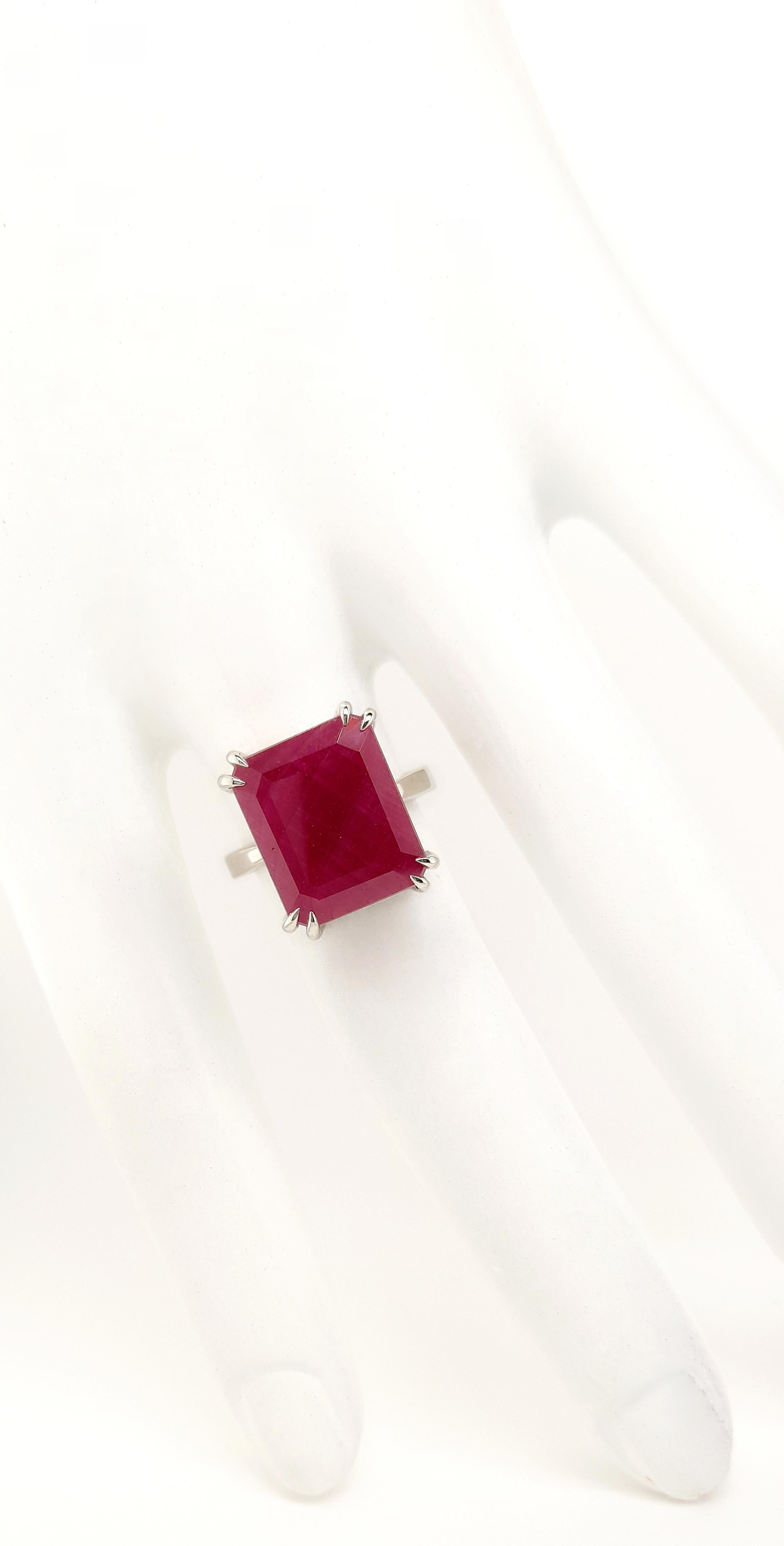 IGI Certified 11.57 Carat Not-Treated Ruby 14k White Gold Ring In New Condition For Sale In Hong Kong, HK