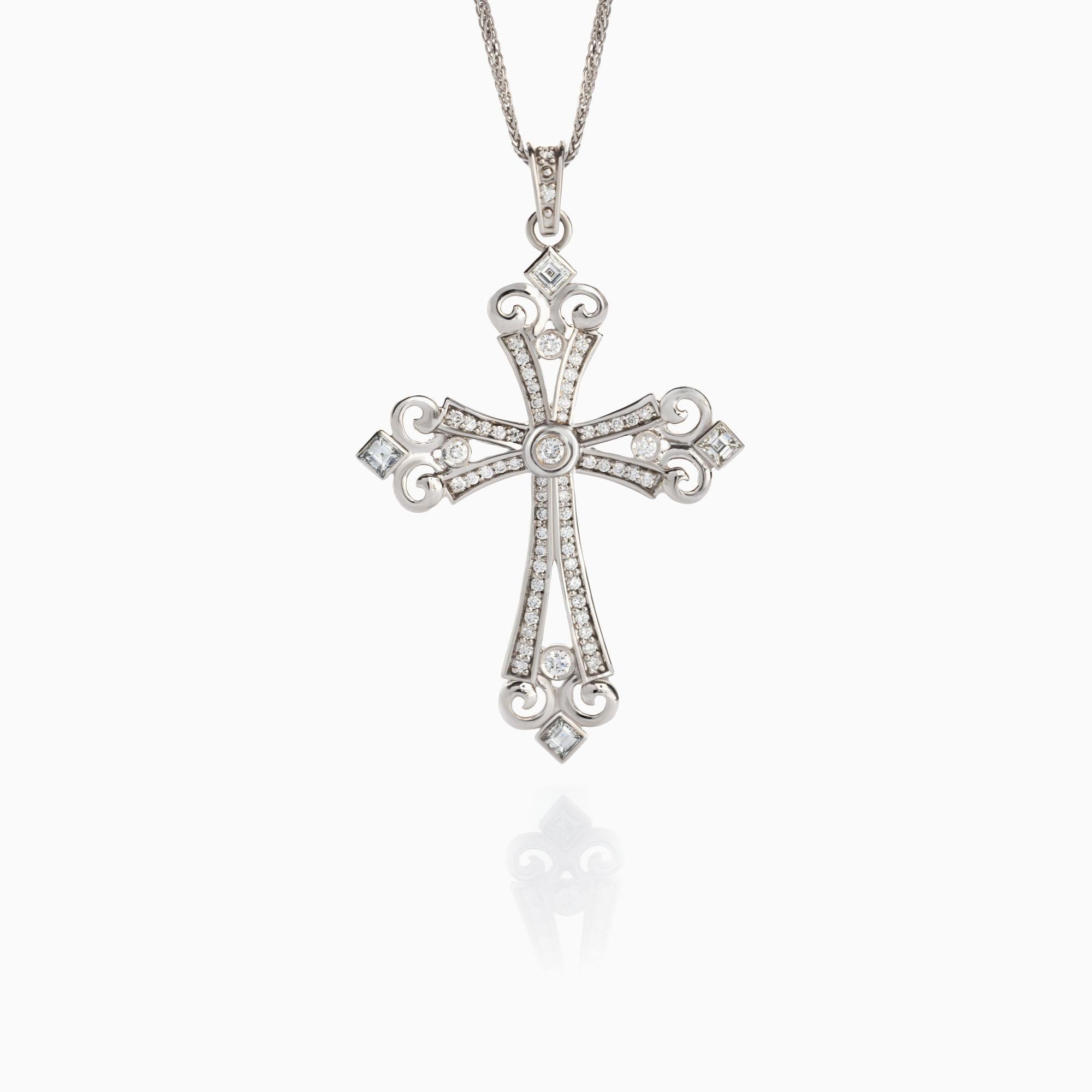Collier croix en diamant, 1,16 carats, or blanc 14K, certifié IGI. Cet élégant collier est réalisé en or blanc 14 carats (titre 585) et présente une croix ajourée finement détaillée, ornée de diamants naturels. Le design allie la précision