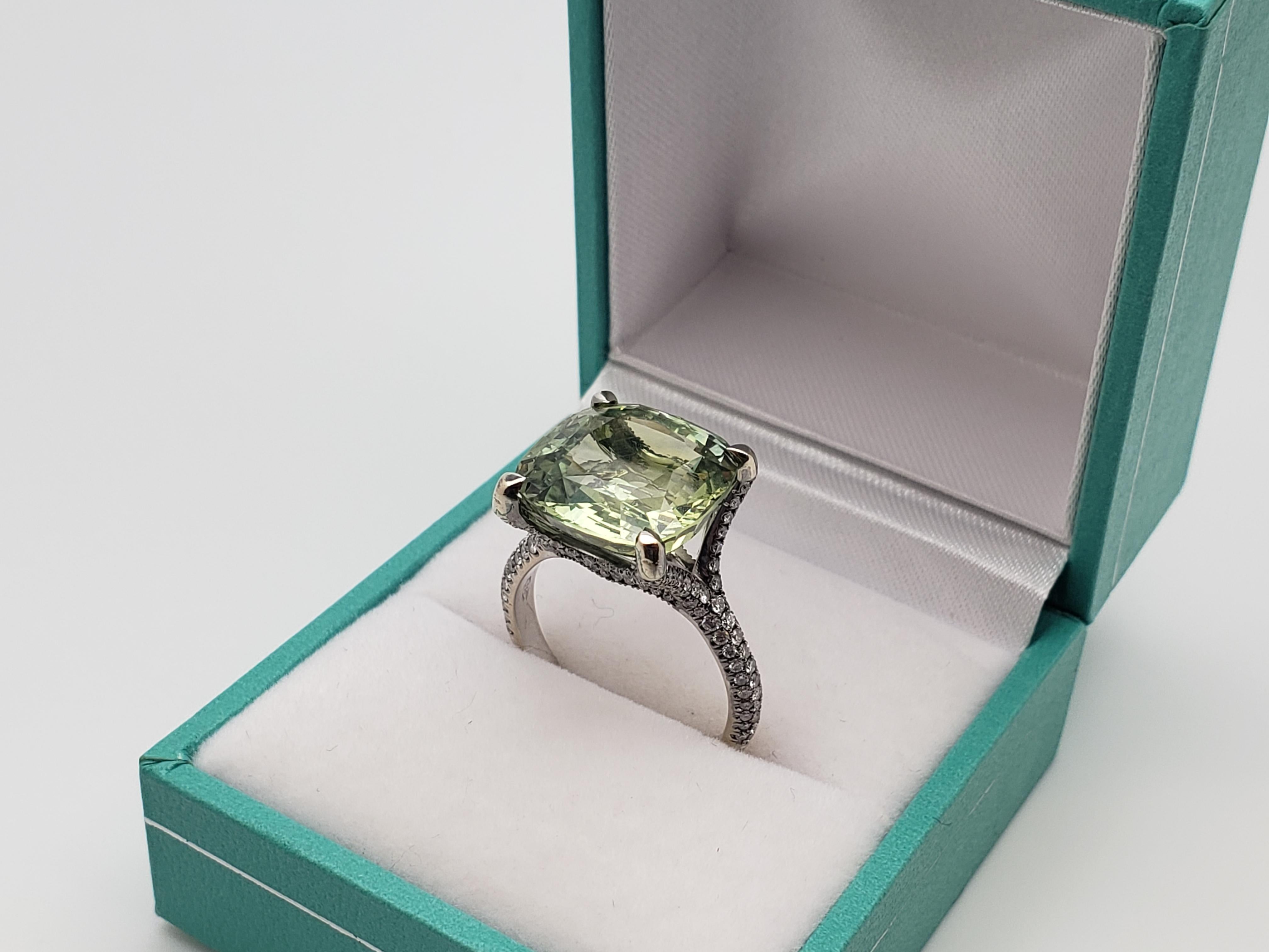 Anello di fidanzamento in oro bianco 18 carati con zaffiro verde da 11,63 carati certificato IGI In condizioni ottime in vendita a Westport, CT