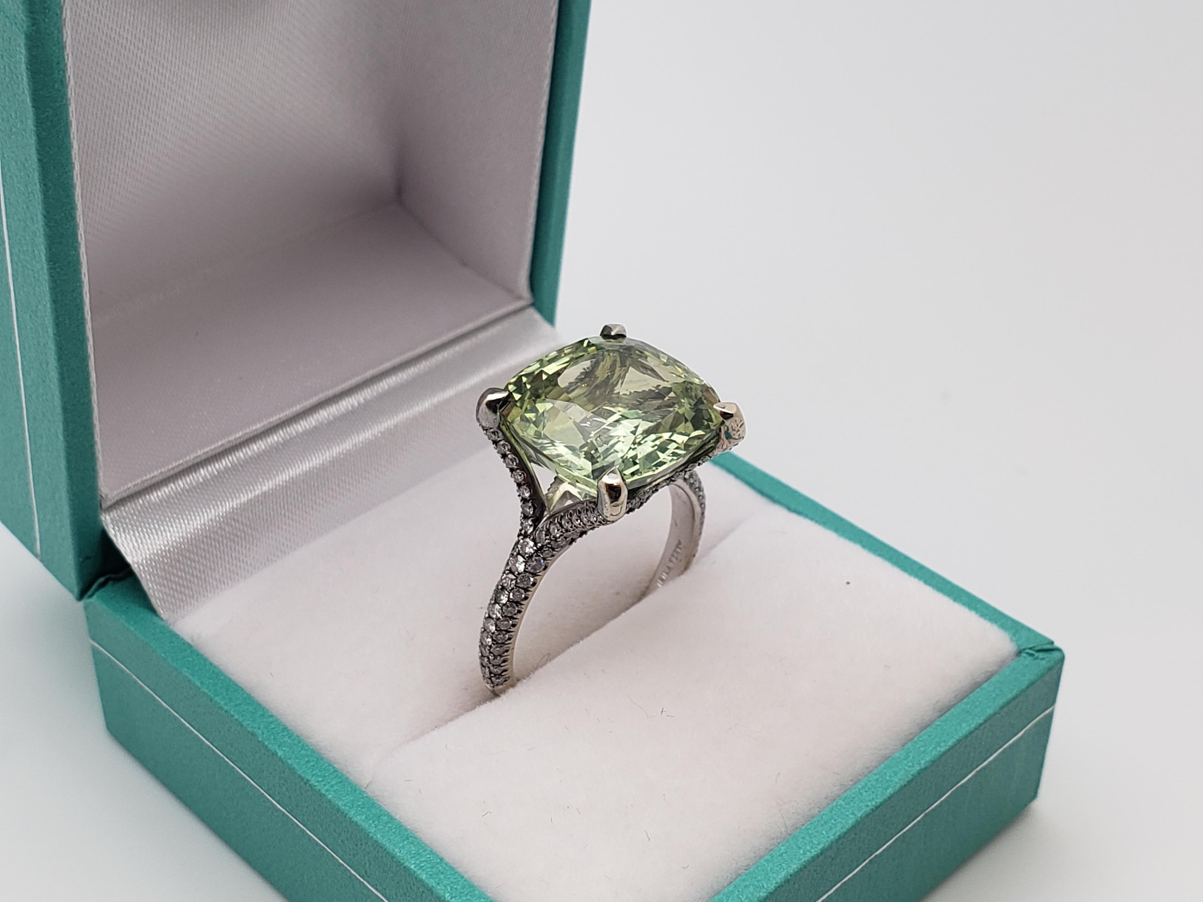 da uomo o donna Anello di fidanzamento in oro bianco 18 carati con zaffiro verde da 11,63 carati certificato IGI in vendita