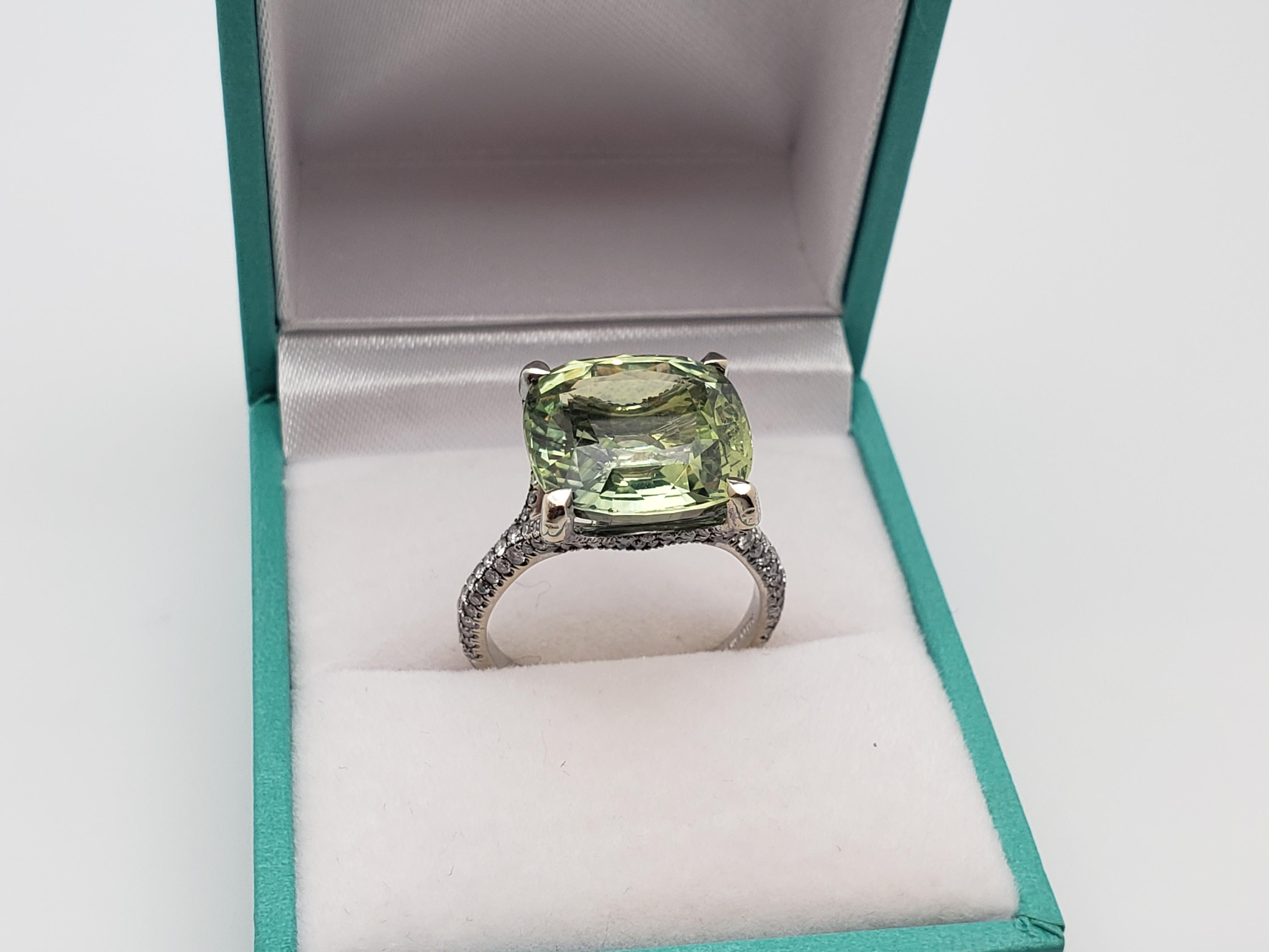 Anello di fidanzamento in oro bianco 18 carati con zaffiro verde da 11,63 carati certificato IGI in vendita 1