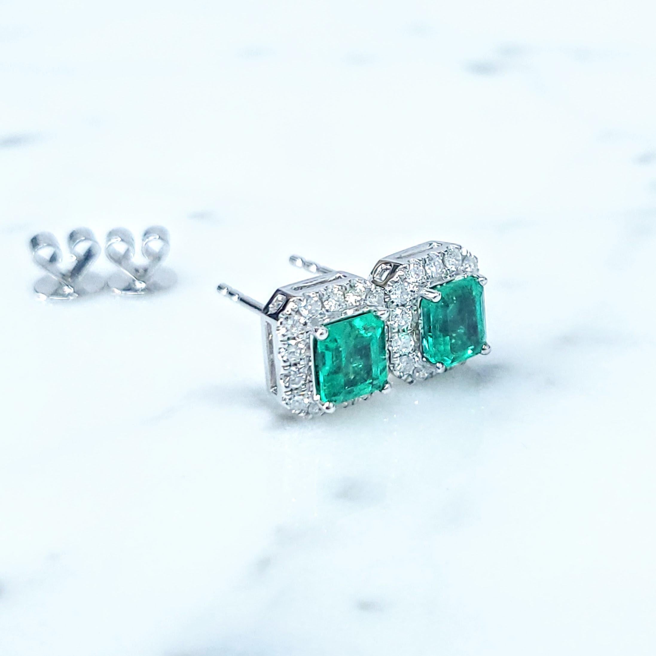 IGI Certified 1.17 Carat Colombian Emerald & Diamond Earrings in 18K White Gold In New Condition In KOWLOON, HK