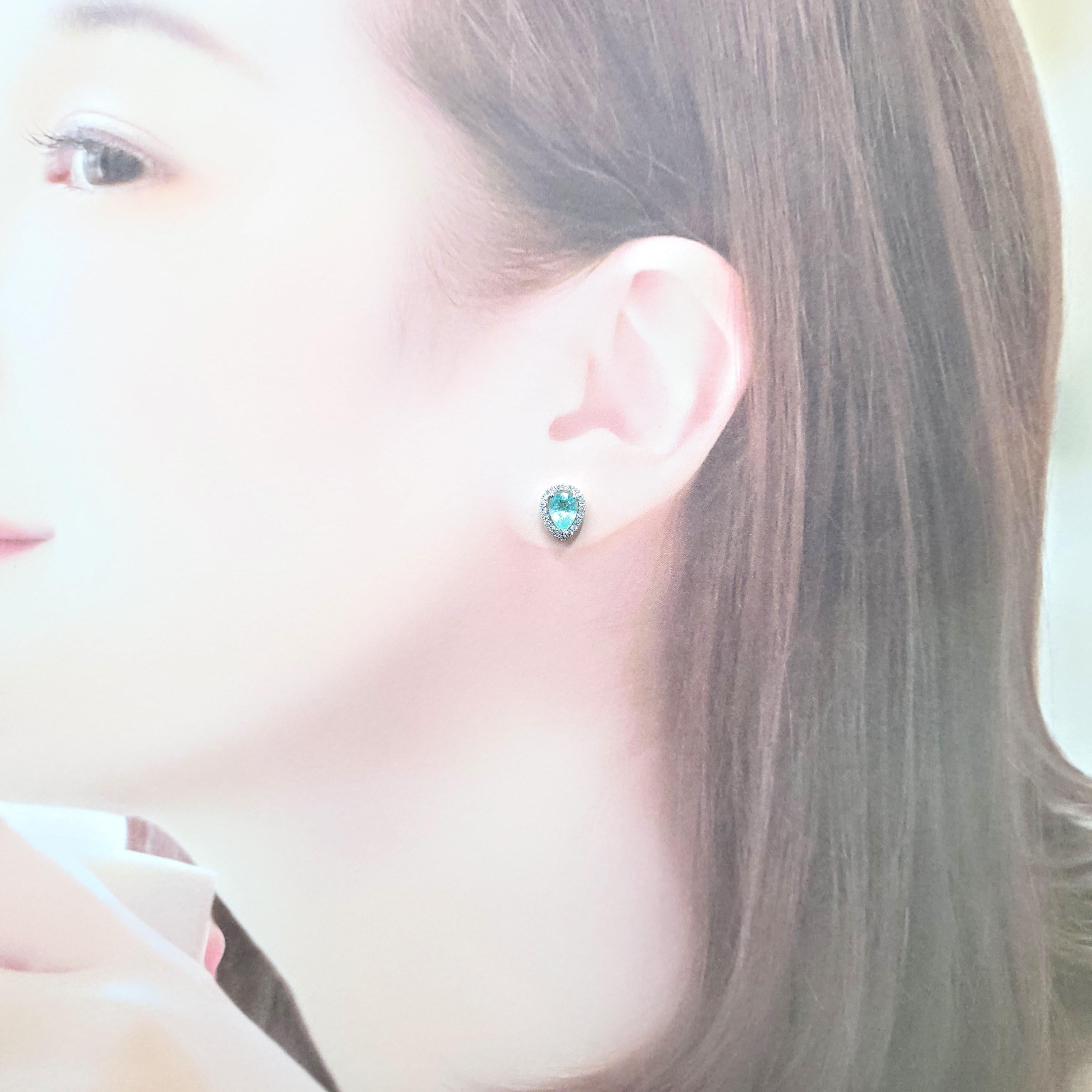 Vivi un'esperienza straordinaria con questi orecchini certificati IGI, che presentano una delle gemme più rare e ambite al mondo. Ogni orecchino presenta un'ipnotica tormalina Paraiba, per un totale di 1,17 carati, con un etereo colore