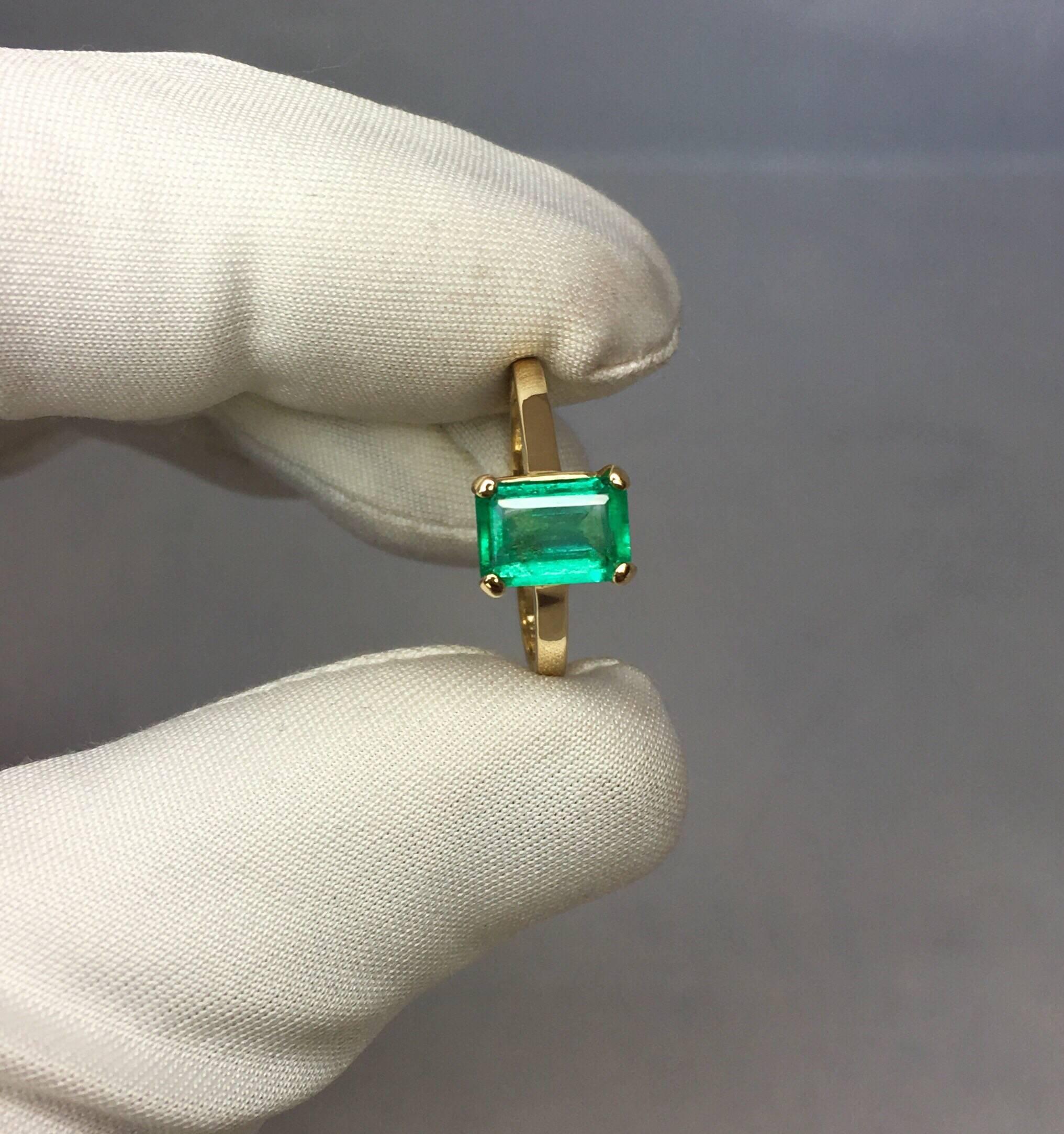 Emerald Cut IGI Certified 1.17 Carat Vivid Green Colombian Emerald Solitaire Gold Ring