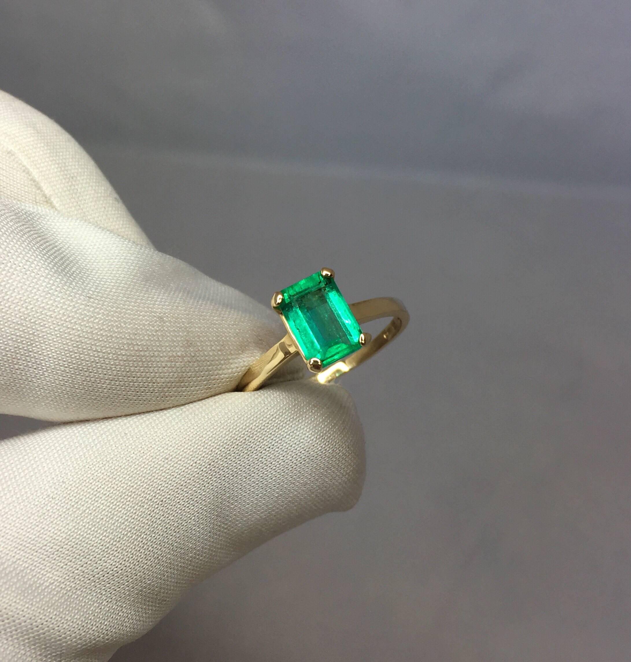 Women's or Men's IGI Certified 1.17 Carat Vivid Green Colombian Emerald Solitaire Gold Ring
