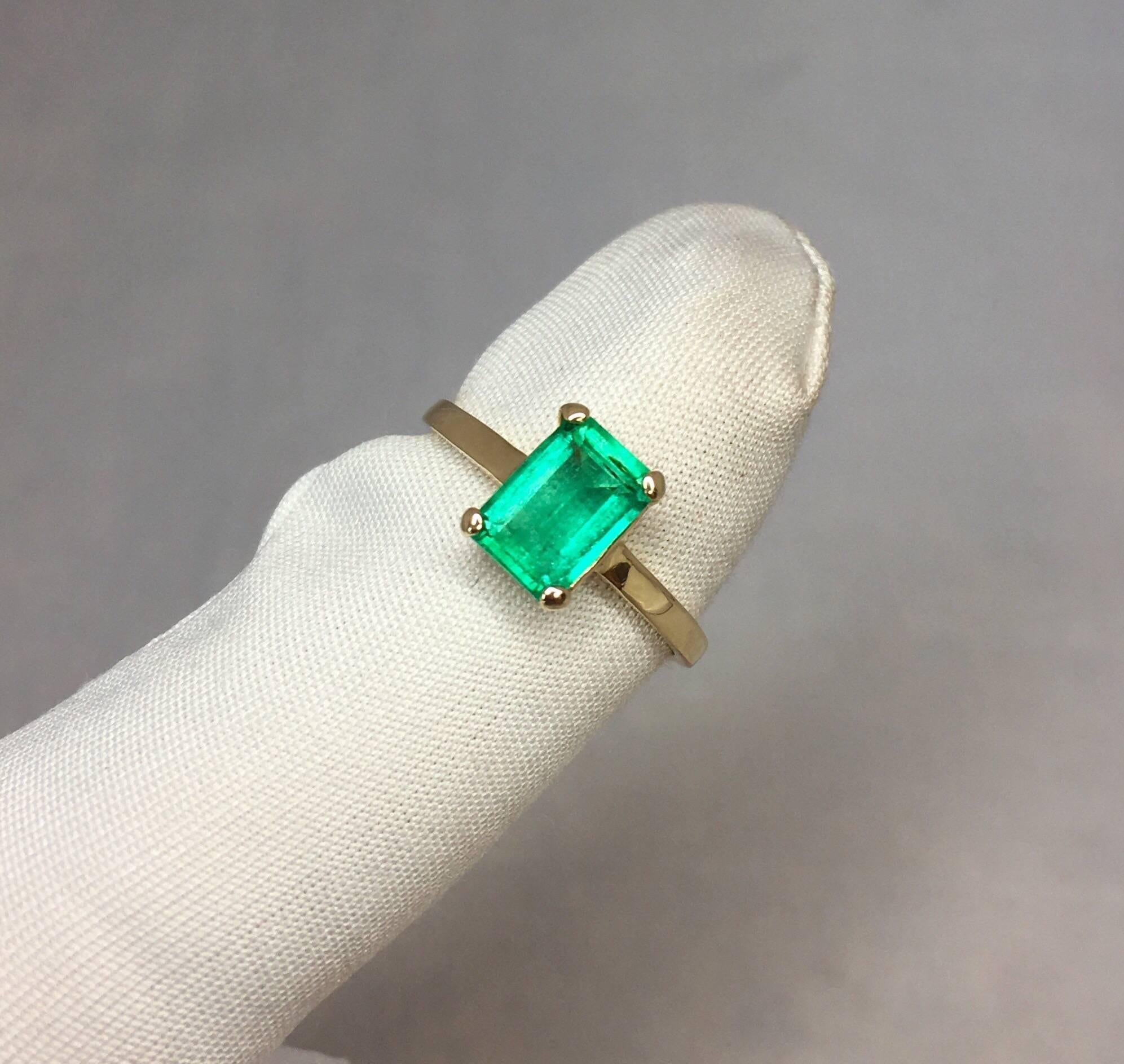 IGI Certified 1.17 Carat Vivid Green Colombian Emerald Solitaire Gold Ring 4