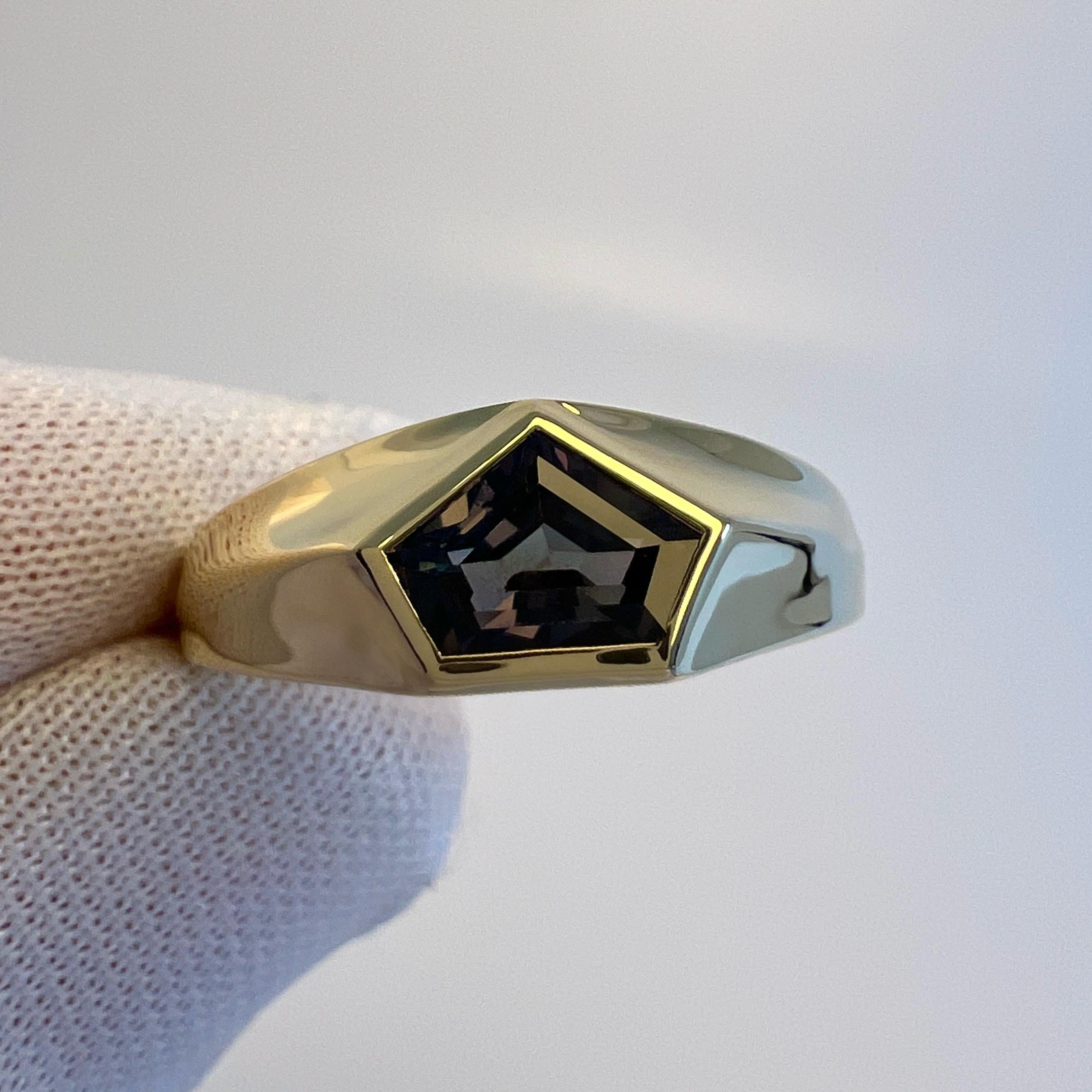 Shield Cut IGI Certified 1.17ct Fancy Untreated Colour Change Sapphire 18k Gold Signet Ring For Sale