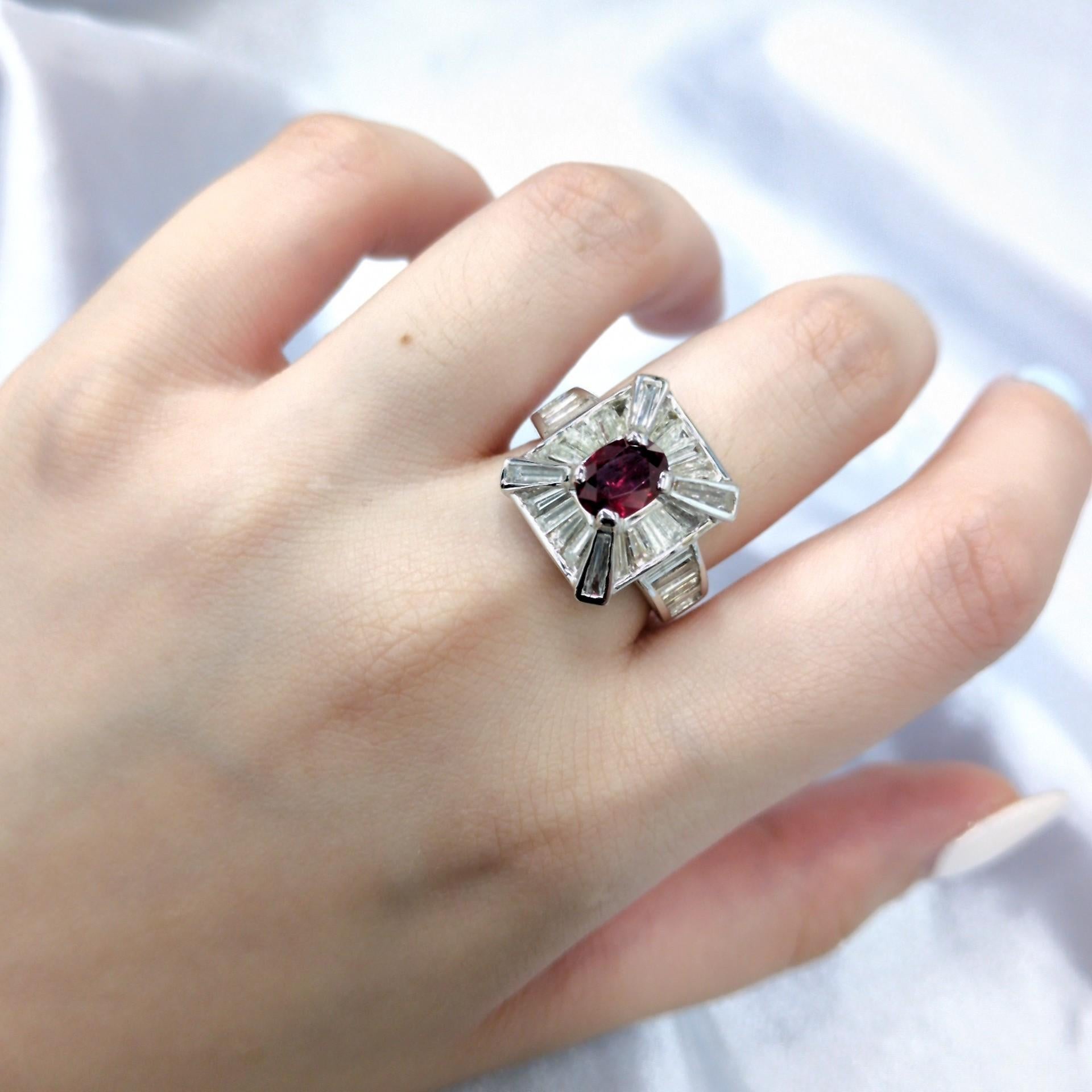 Art déco Bague en or blanc 18 carats avec rubis de Birmanie certifié IGI de 1,19 carat et diamants en vente