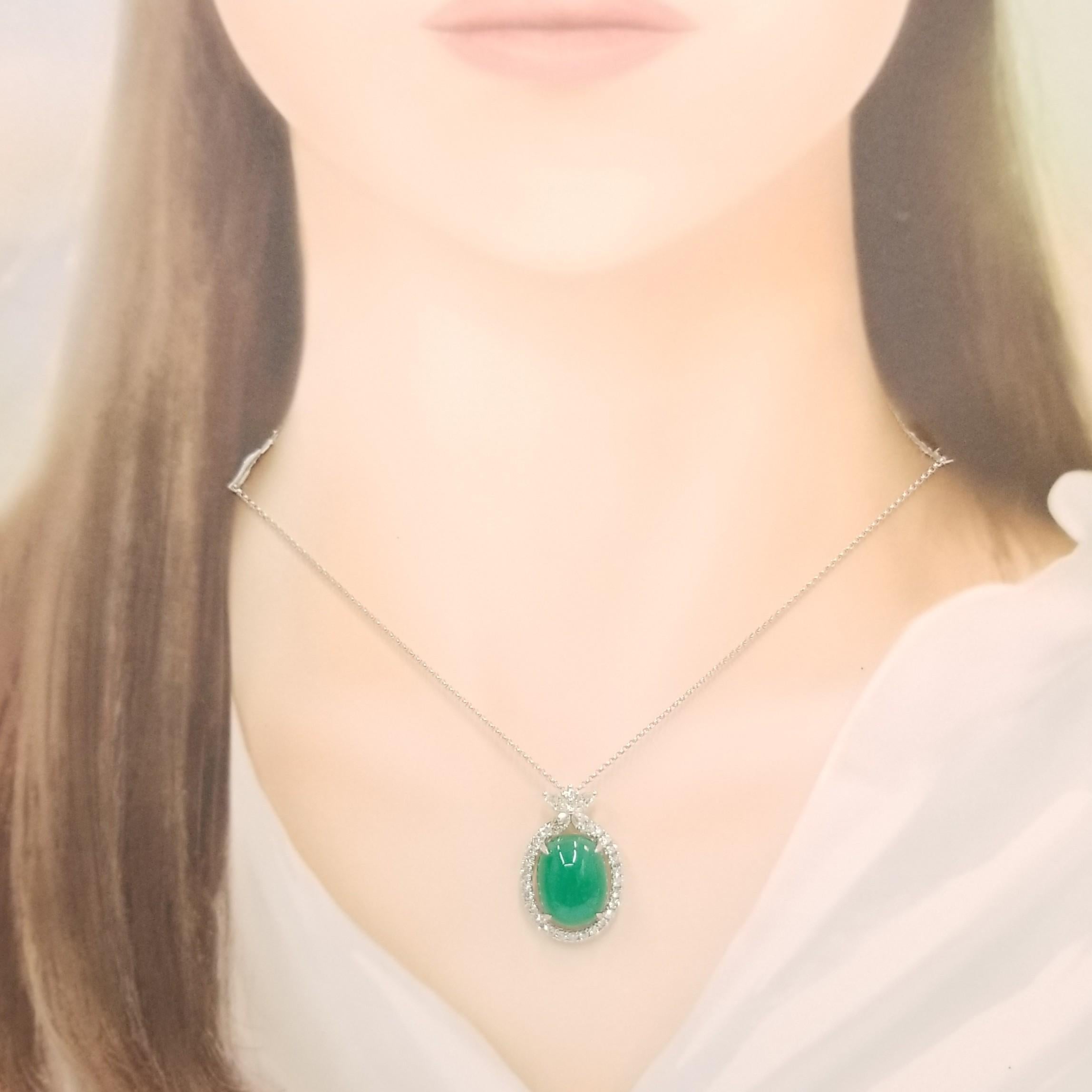Donna Ciondolo con smeraldo e diamante cabochon certificato IGI da 12,09 carati in oro bianco 18 carati in vendita