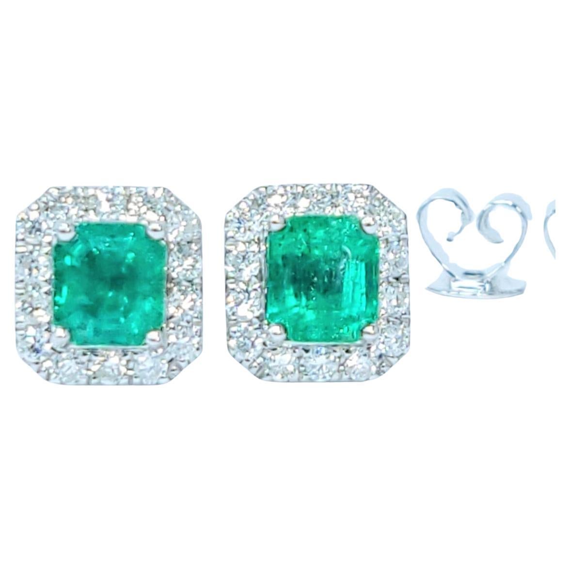 Entrez dans un monde d'élégance inégalée avec ces exquises boucles d'oreilles certifiées IGI. Au cœur de chacune d'entre elles se trouve une émeraude captivante de 1,20ct, taillée de manière experte pour mettre en valeur sa riche et intense teinte