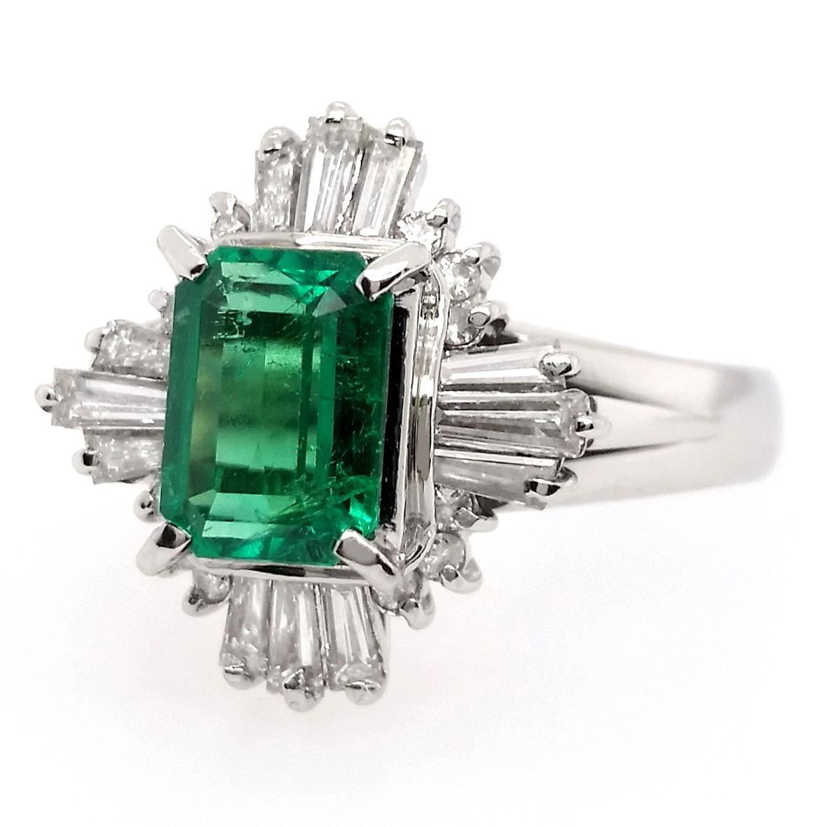 IGI Certified 1.20ct Vivid Green Emerald 0.65ct Natural Diamonds Platinum Ring In New Condition For Sale In Hong Kong, HK
