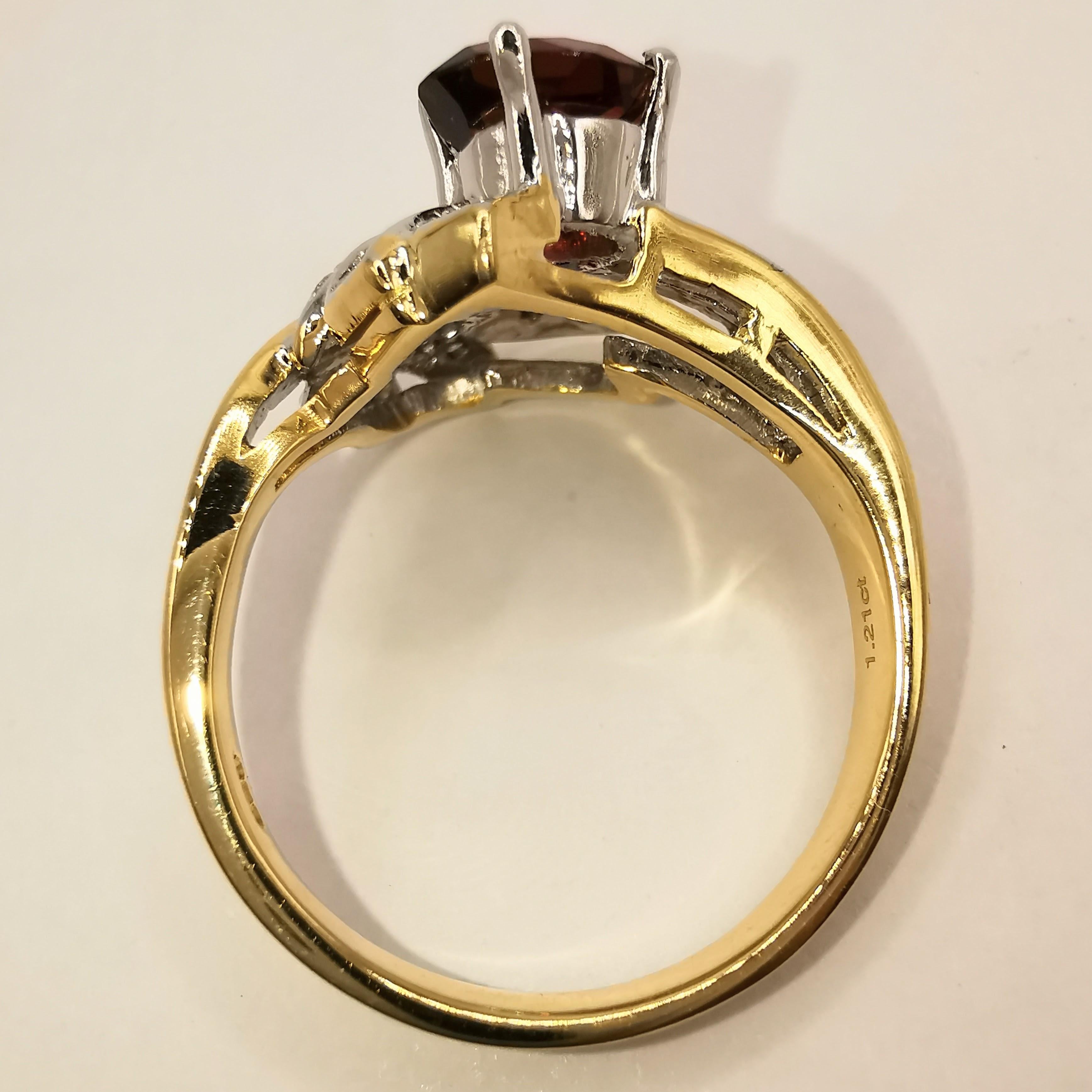 Vintage IGI Vertified 1.21ct Oval-cut Orangy Red Garnet Diamond 20K Gold Ring In New Condition For Sale In Wan Chai District, HK