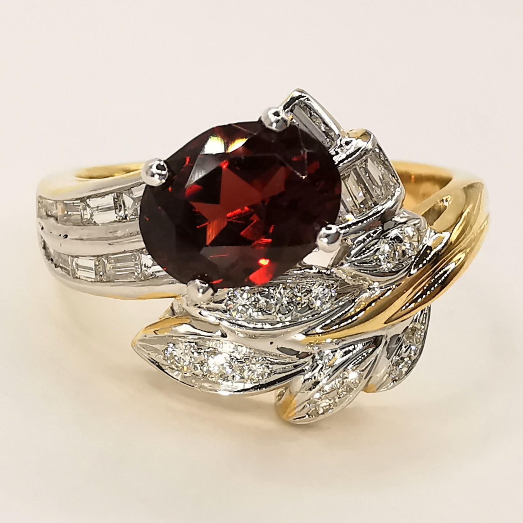 Oval Cut Vintage IGI Vertified 1.21ct Oval-cut Orangy Red Garnet Diamond 20K Gold Ring For Sale
