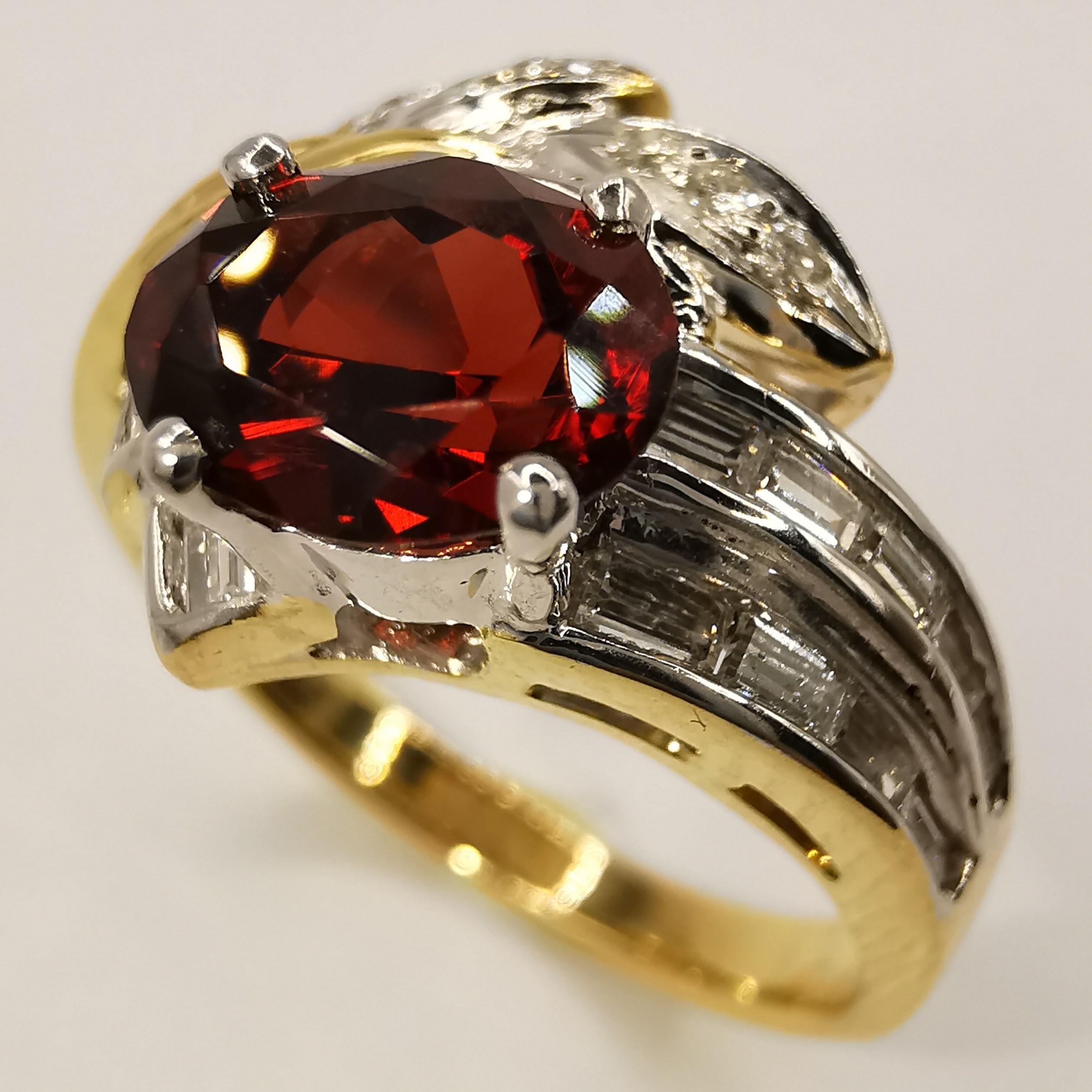 Contemporary IGI Certified 1.21ct Natural Oval Orangy Red Garnet Diamond Ring in Yellow Gold For Sale