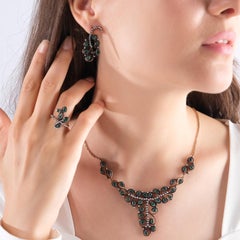 Collar llamativo con motivos florales de diamantes y esmeraldas, certificado por IGI, de 12,20 quilates, en oro de 8K