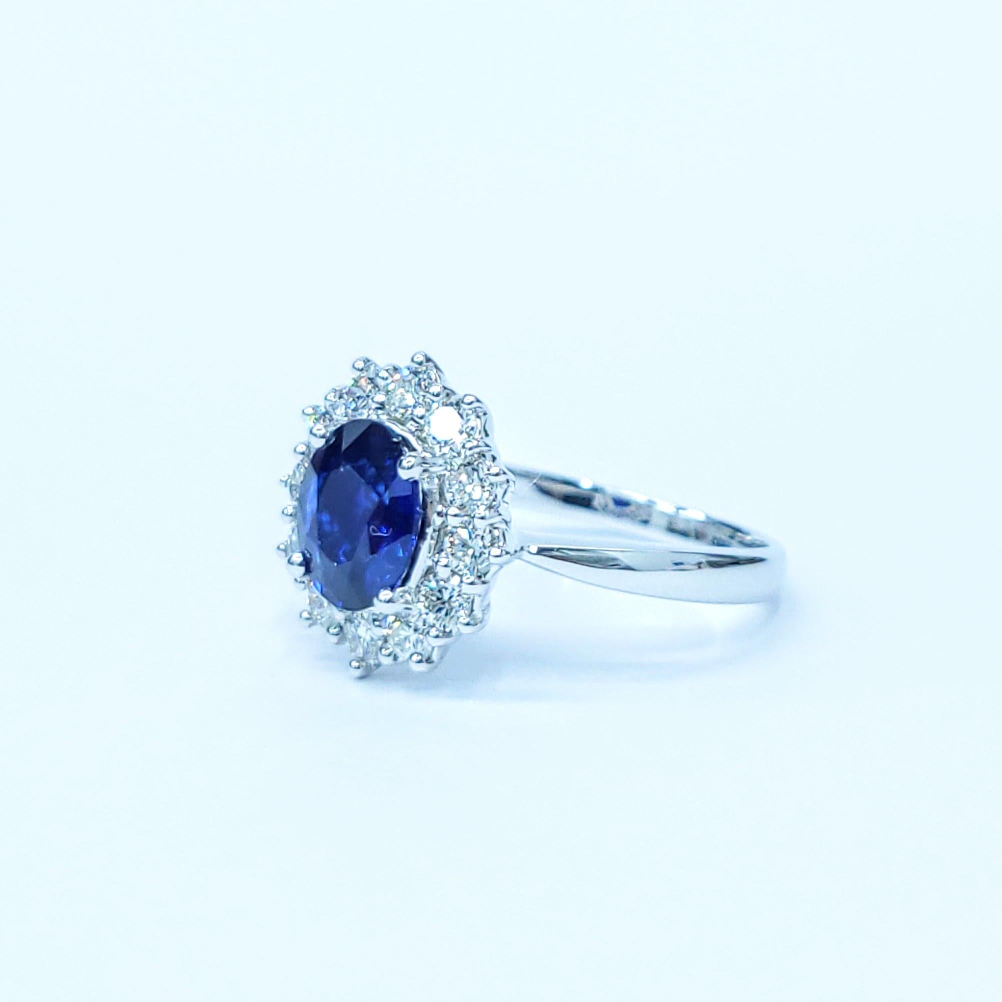 IGI Certified 1.23 Carat Blue Sapphire & Diamond Ring in 18K White Gold In New Condition For Sale In KOWLOON, HK