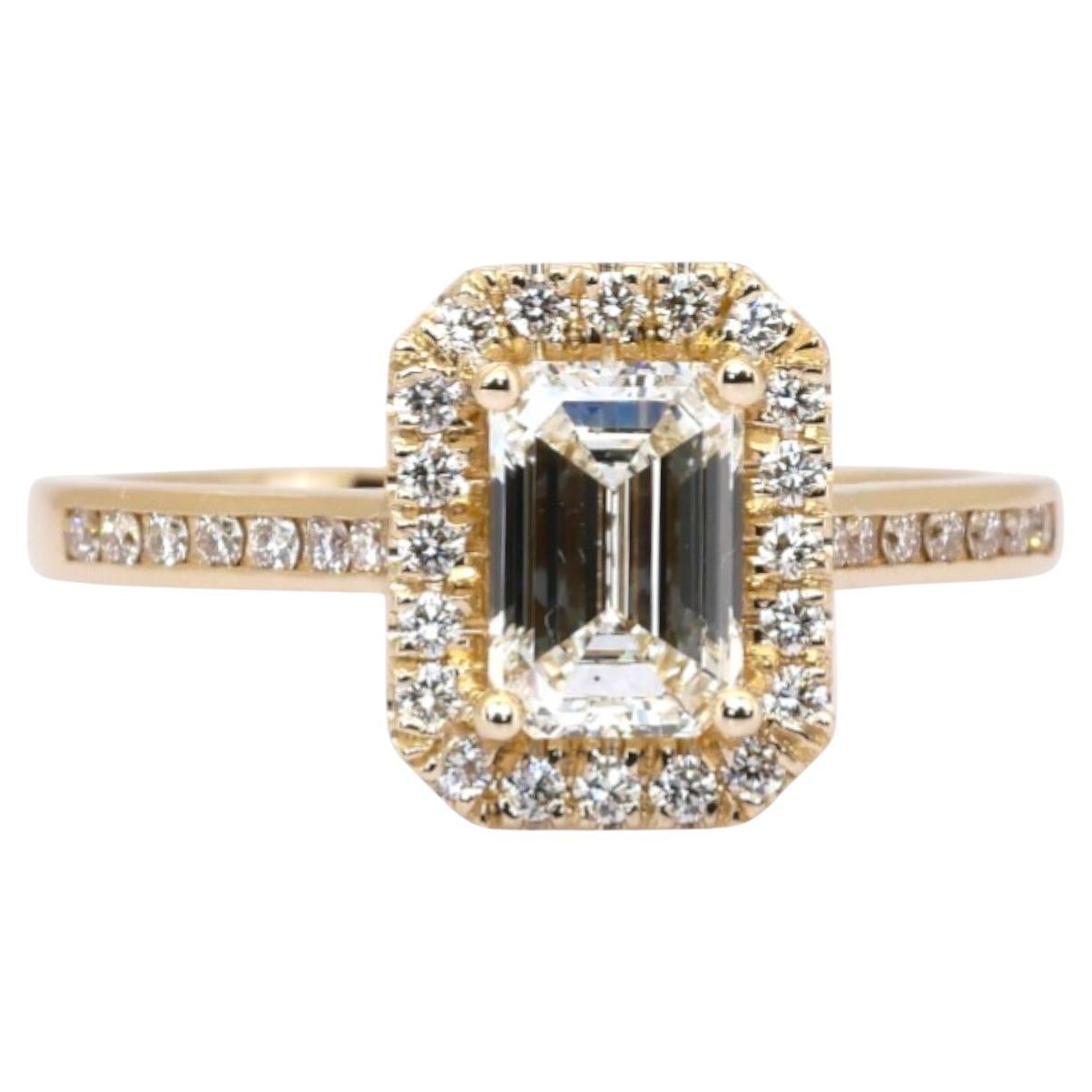 IGI Certified 1.24ct Diamonds Halo Ring in 18k Yellow Gold For Sale