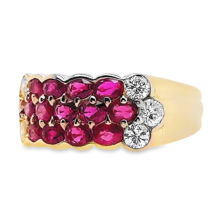 Erhöhen Sie Ihre Eleganz mit unserem Ring aus 18 Karat Gelbgold, der mit natürlichen Rubinen und runden Brillanten besetzt ist. Bei diesem zeitlosen Stück aus unserer Top Crown Jewelry Collection trifft Klassik auf Moderne.

Dieser Ring ist vom