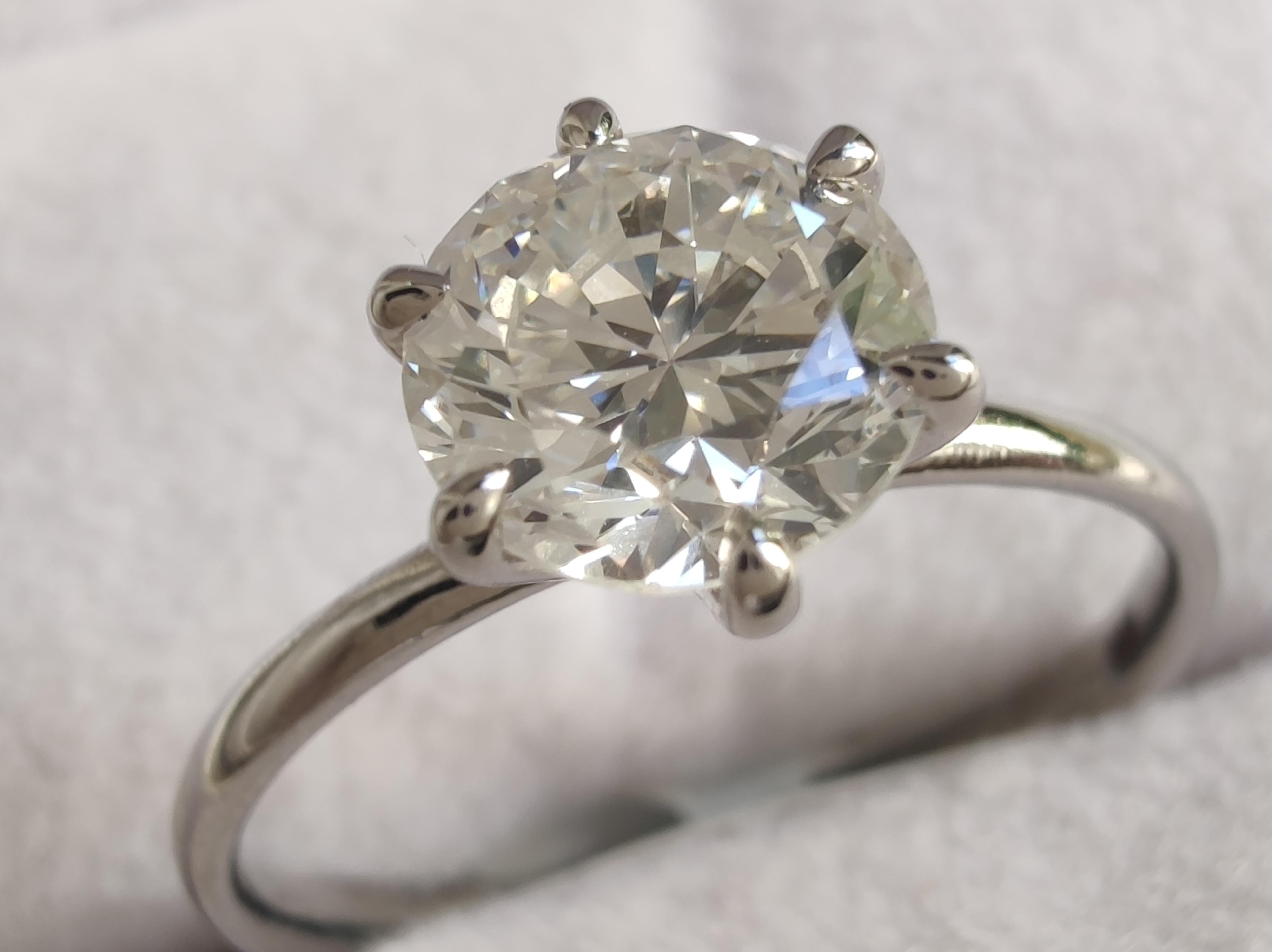 Size US 7 – Free Resizing Available
18K White Gold Engagement Ring with a six-prong basket setting, handcrafted to the highest standards of craftsmanship. Featuring a 1.25-carat round diamond, E-F color, SI1 clarity, and a Very Good - Good finish.