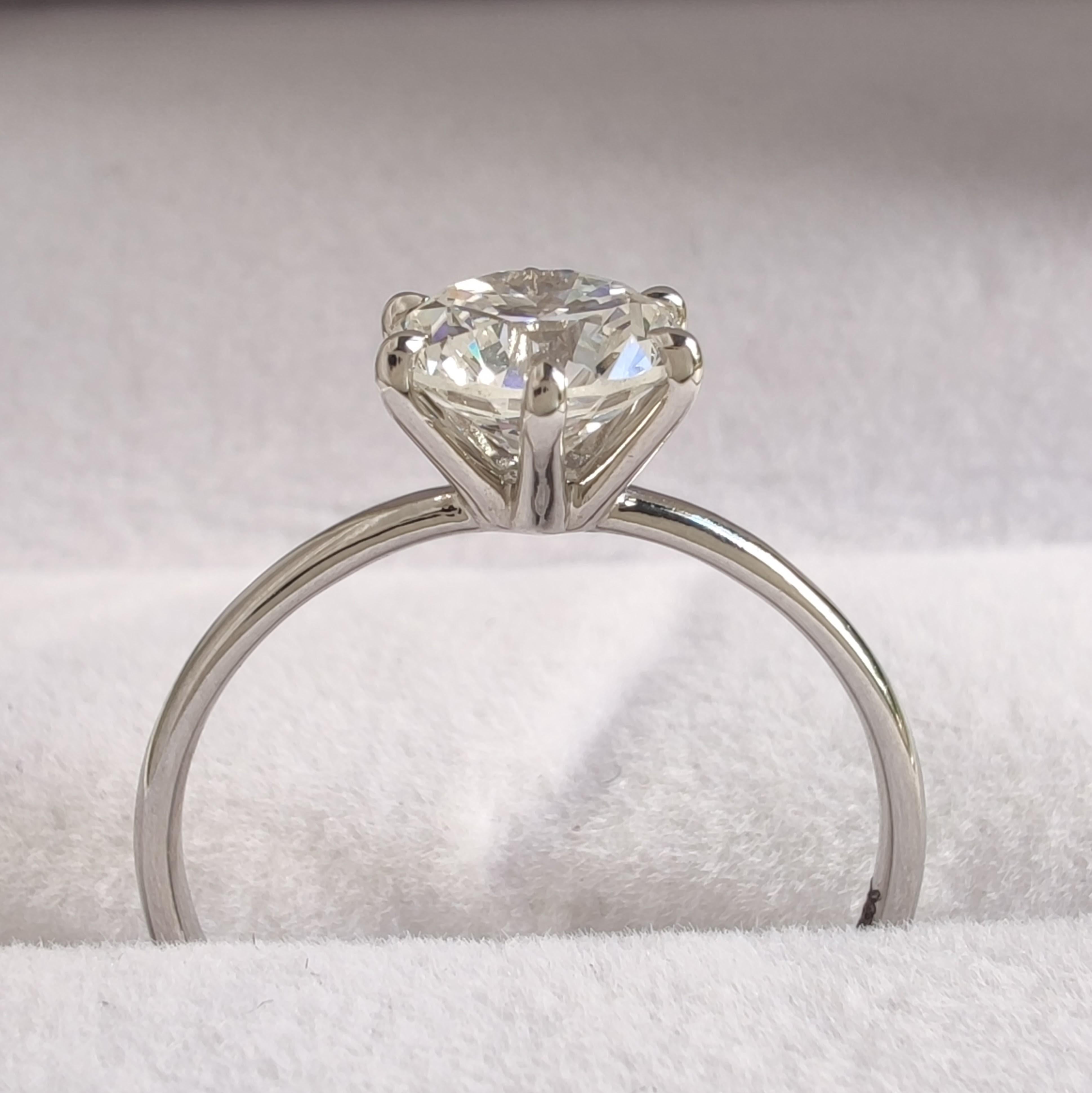 Contemporary IGI Certified 1.25 Carat  Brilliant Diamond Engagement Ring in 18K White Gold For Sale