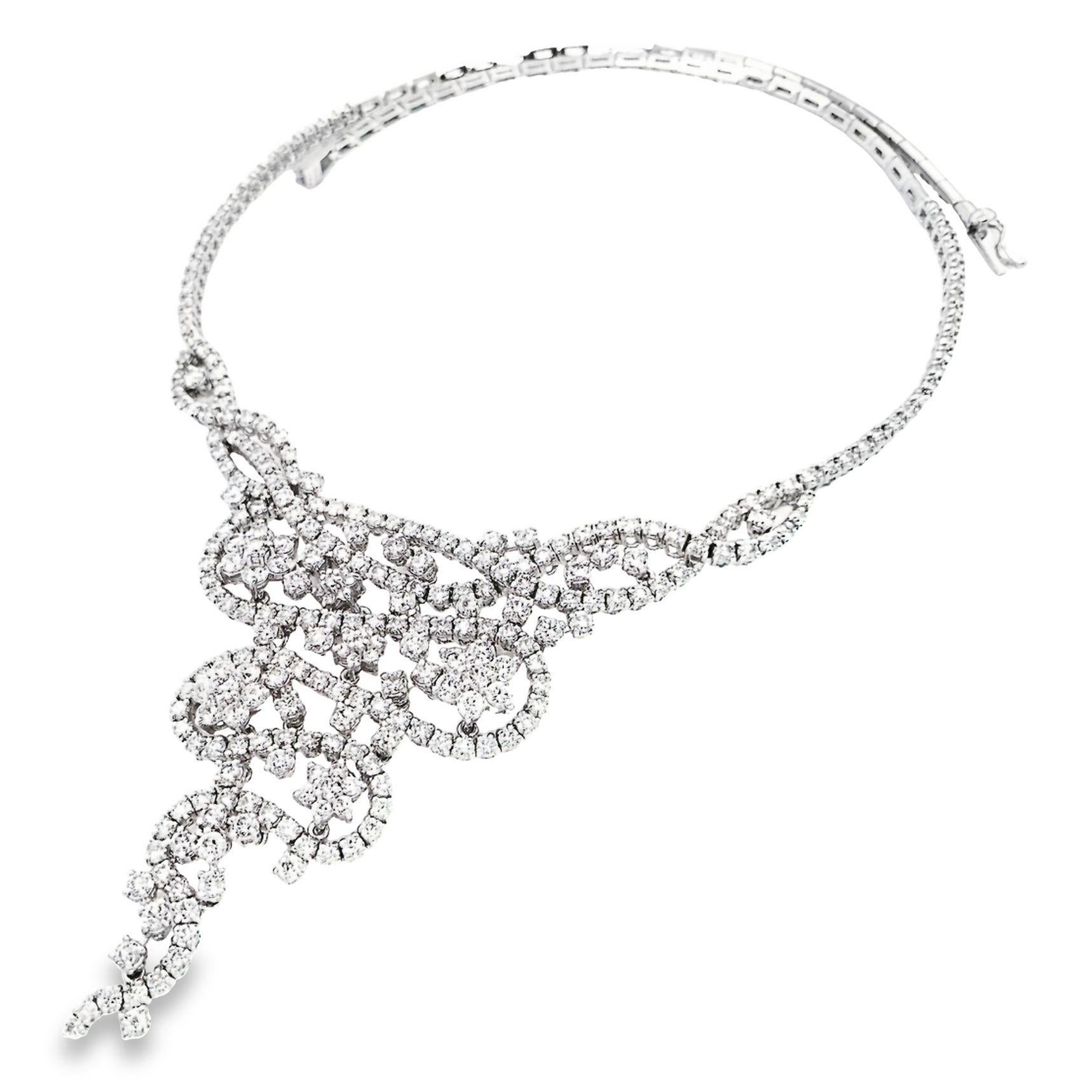 Entra nello straordinario con questa squisita collana in oro bianco 18 carati impreziosita da un'incredibile serie di 285 diamanti naturali tondi e brillanti. Il suo opulento design unico è un vero spettacolo, maestoso ed elegante che lascia