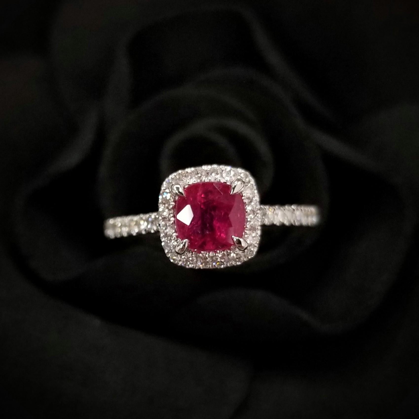IGI Certified 1.26 Carat unheat Ruby & Diamond Ring in 18K White Gold In New Condition For Sale In KOWLOON, HK