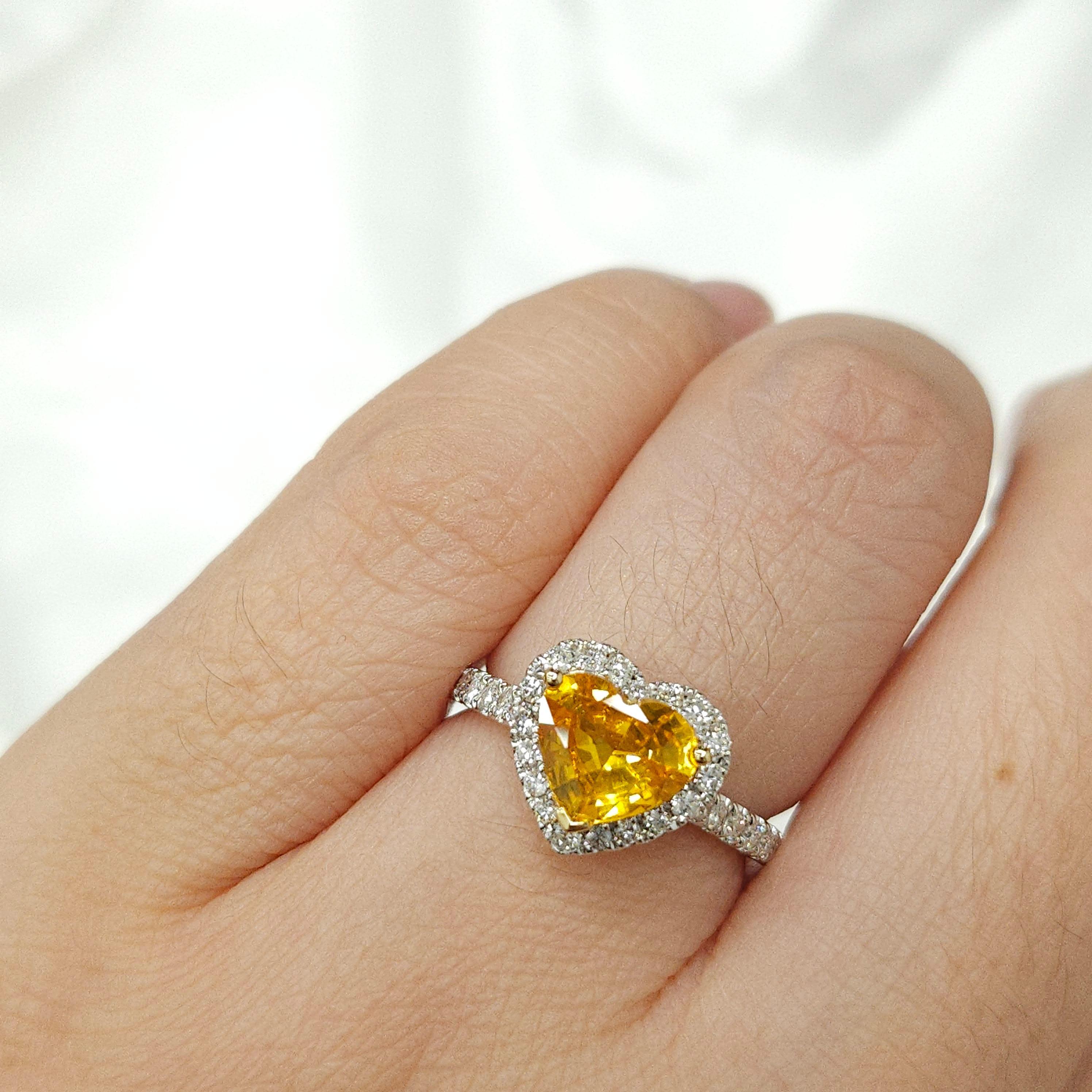 IGI Certified 1.29 Carat Heart Yellow Sapphire & Diamond Ring in 18K White Gold In New Condition For Sale In KOWLOON, HK