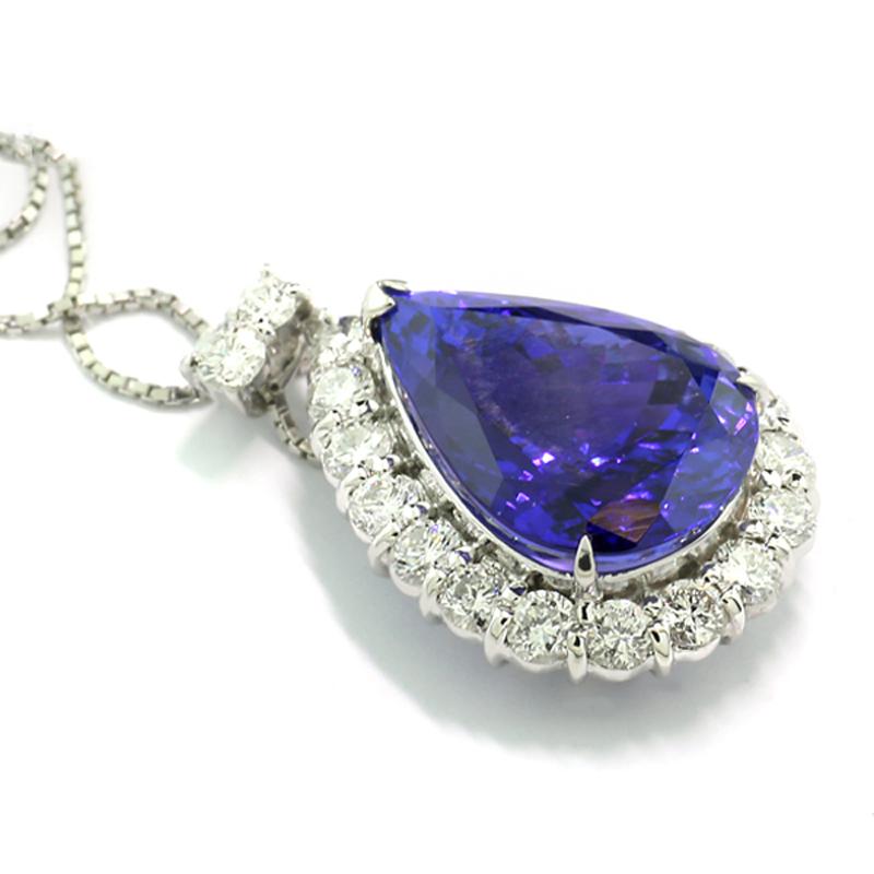 Luxury necklace with a gorgeous tanzanite approx. 11.25 carat, rich deep blue with the typical violet tone in lush quality, clarity: eye-clean, regular color distribution, fine color quality.
With 20 brilliant cut natural diamonds total approx. 1,65