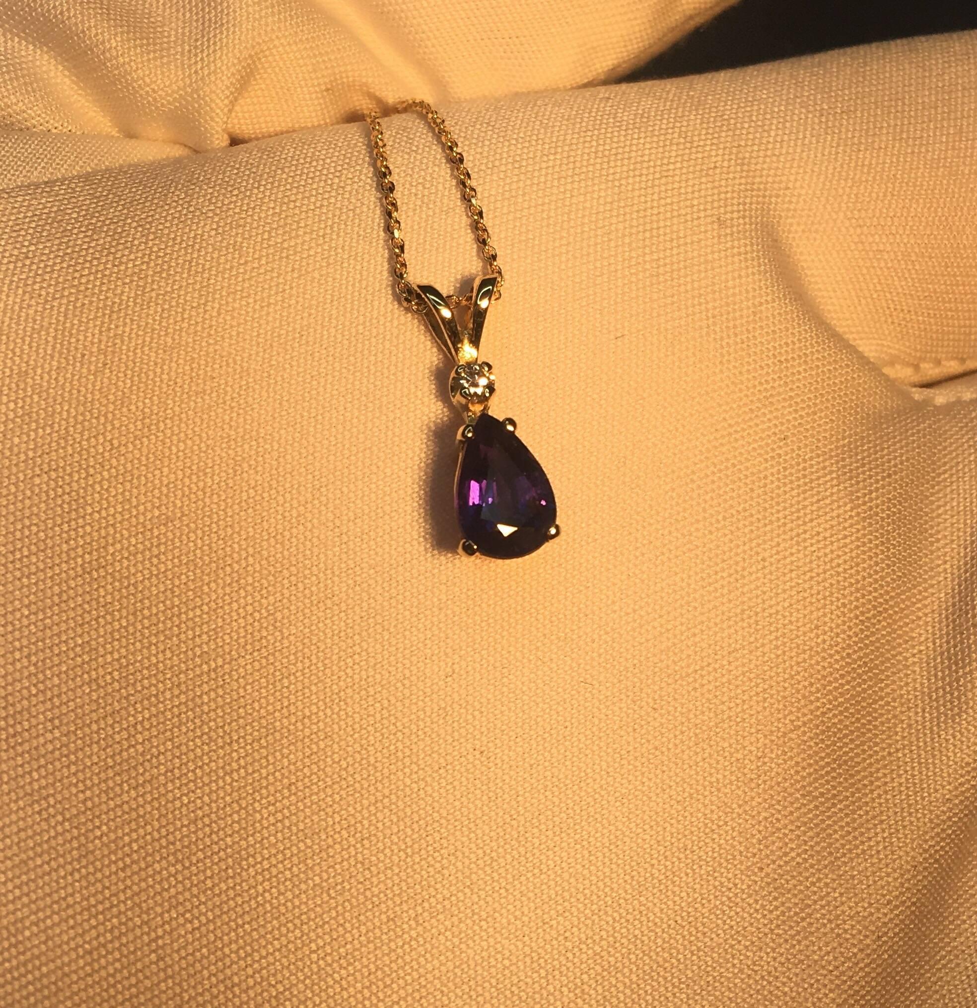 Women's or Men's IGI Certified 1.32 Carat Color Change Blue Purple Sapphire Diamond Gold Pendant