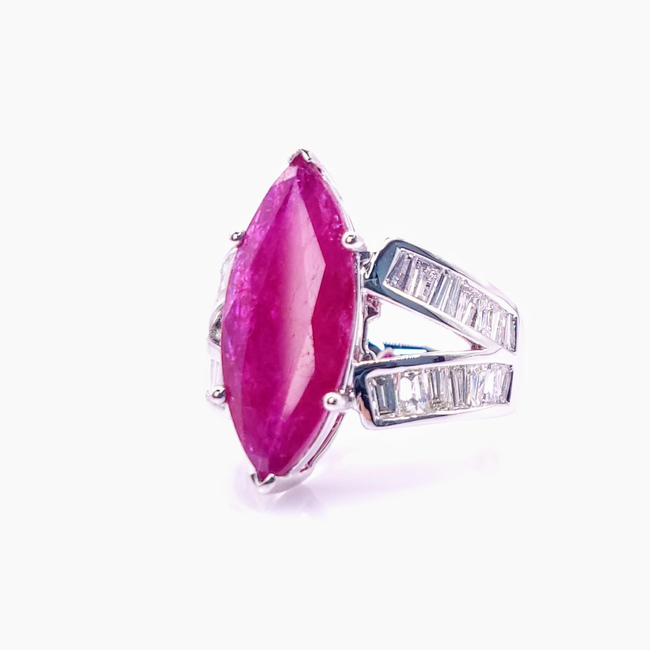 IGI Certified 4.95Carat Ruby & Diamond Ring in 18K White Gold In New Condition For Sale In KOWLOON, HK