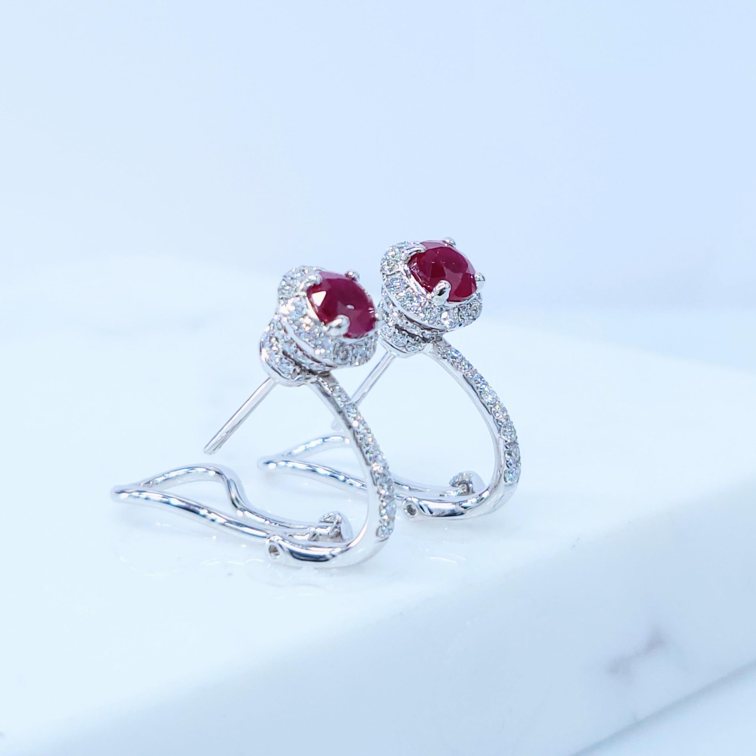 Boucles d'oreilles en or blanc 18 carats certifiées IGI avec rubis de Birmanie et diamants de 1,36ct en vente 4