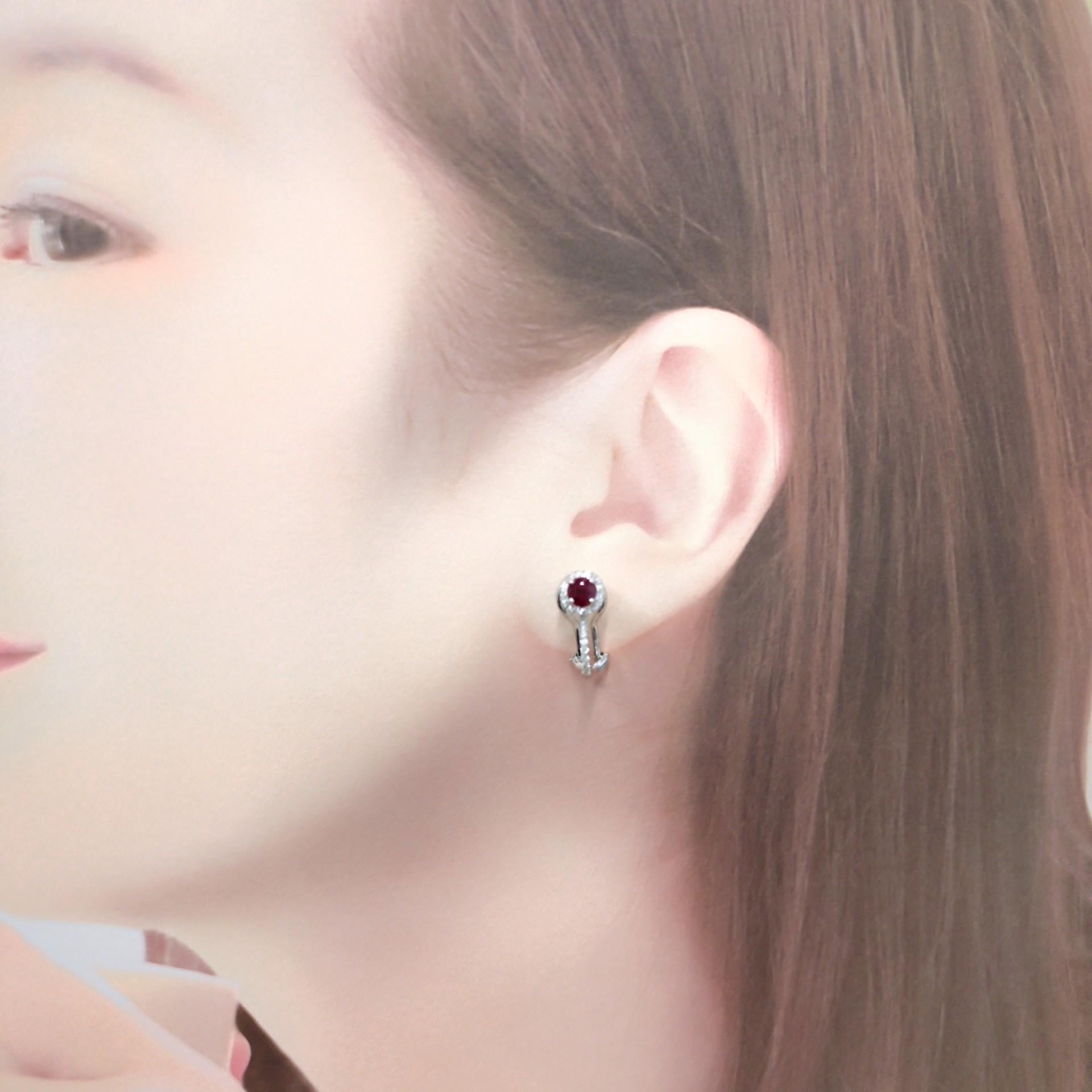 Entrez dans un monde de beauté distinctive avec ces boucles d'oreilles en or blanc 18 carats. En leur cœur, deux rubis ronds vibrants, provenant des mines réputées du Myanmar, captent l'attention par leur rouge intense, totalisant 1,36 carat. La