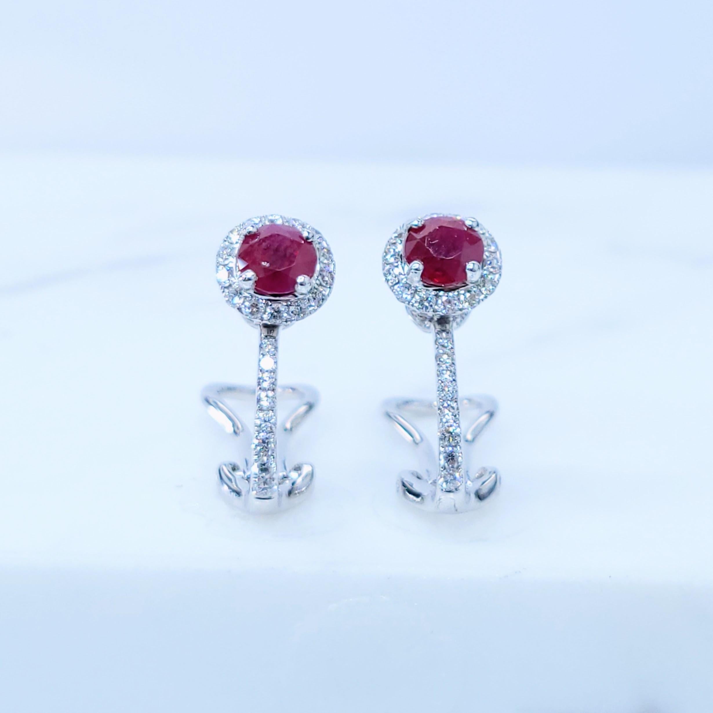 Boucles d'oreilles en or blanc 18 carats certifiées IGI avec rubis de Birmanie et diamants de 1,36ct Neuf - En vente à KOWLOON, HK