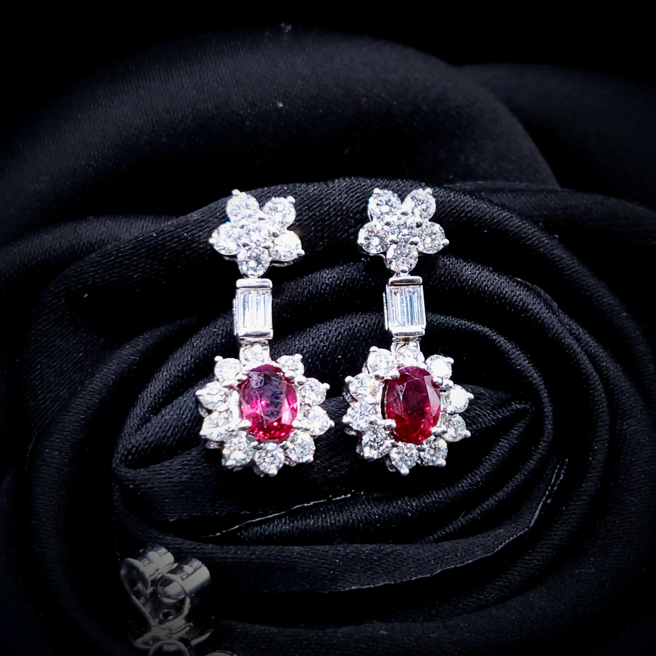 Orecchini con rubino certificato IGI da 1,38 carati e diamante da 1,28 carati in oro bianco 18 carati in vendita 1