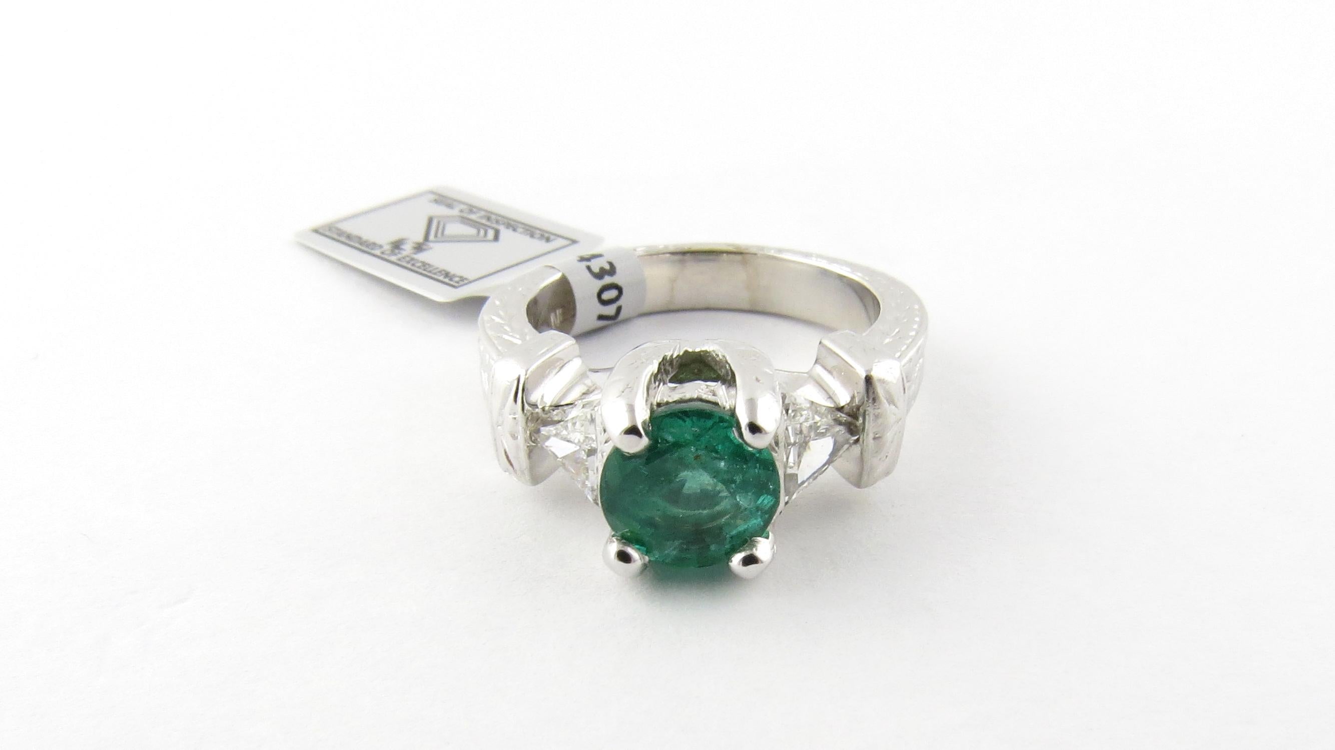 Round Cut IGI Certified 14 Karat White Gold Natural Emerald and Diamond Ring For Sale