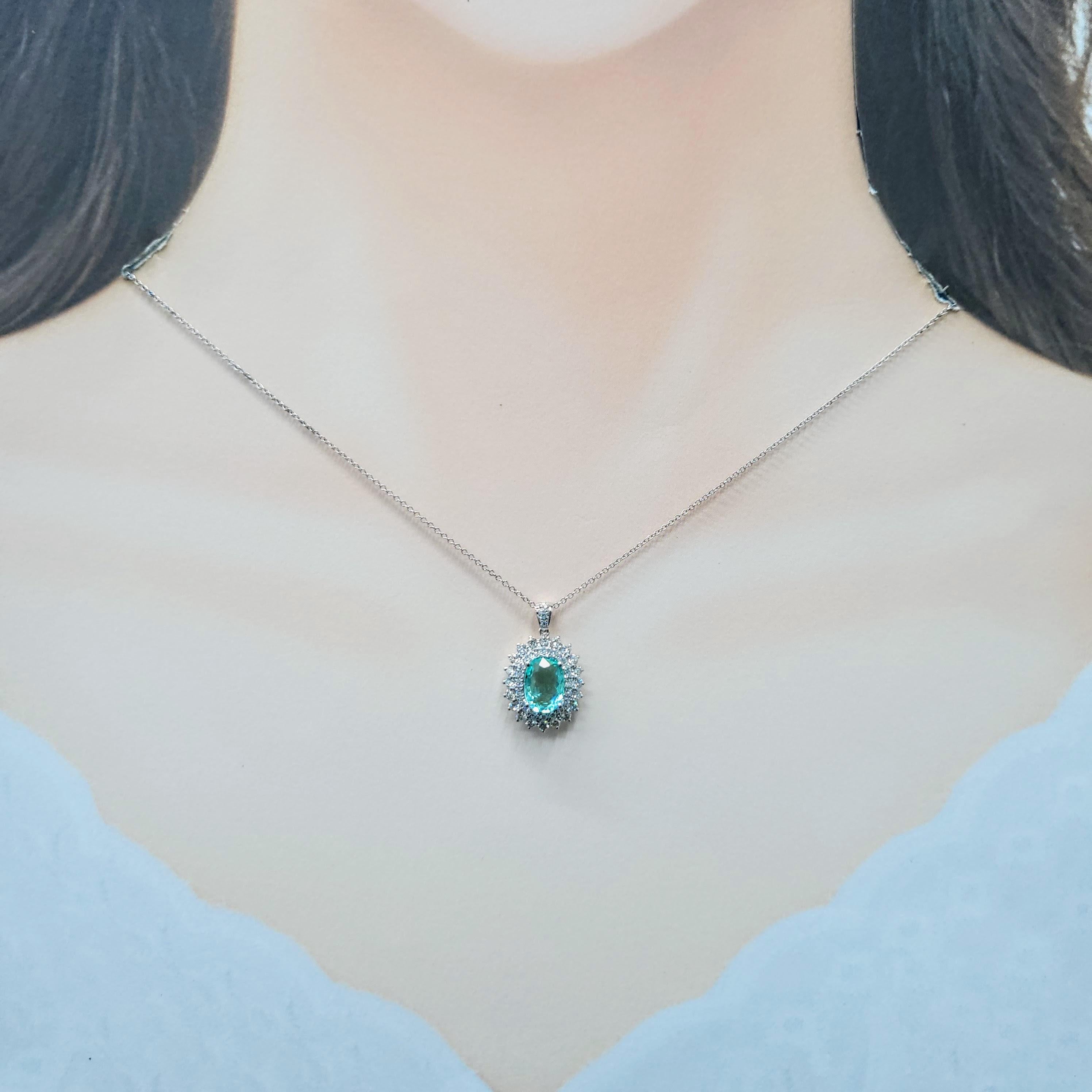 Laissez-vous séduire par l'extraordinaire avec ce captivant pendentif en or blanc 18 carats, mettant en valeur une rare tourmaline Paraiba de 1,43 carat de taille ovale. Il ne s'agit pas seulement d'une pierre précieuse, mais d'un spectacle vibrant,