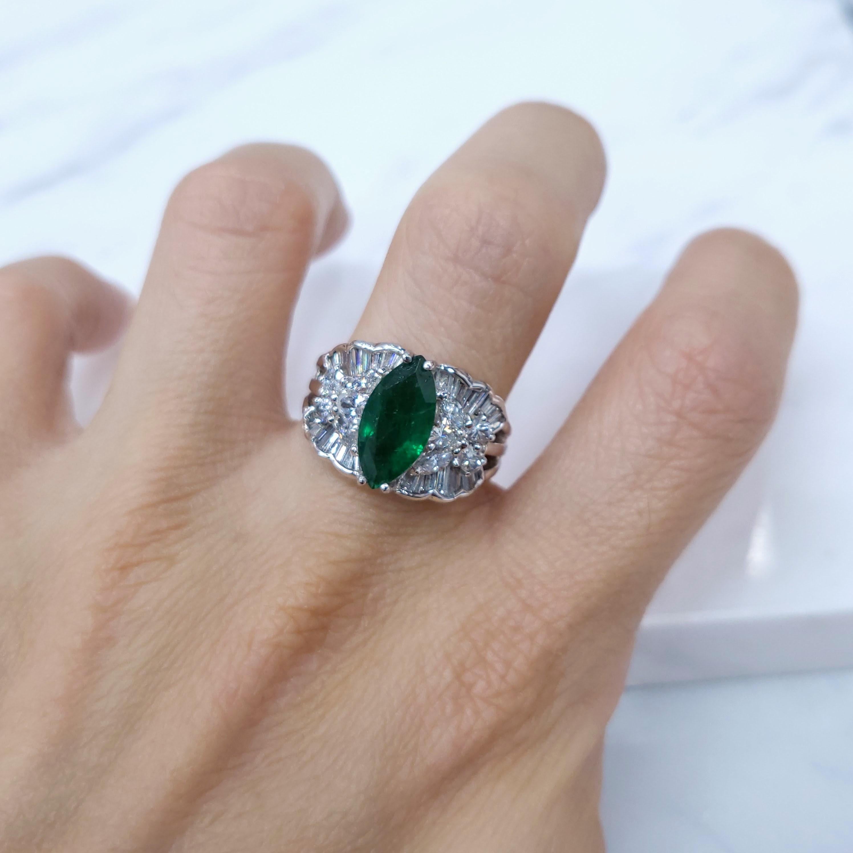Der exquisite IGI-zertifizierte Ring aus 18 Karat Weißgold mit 1,43 Karat Smaragd im Marquiseschliff ist ein atemberaubendes Schmuckstück, das die faszinierende Schönheit eines smaragdförmigen Edelsteins brillant zur Geltung bringt.

Im Mittelpunkt